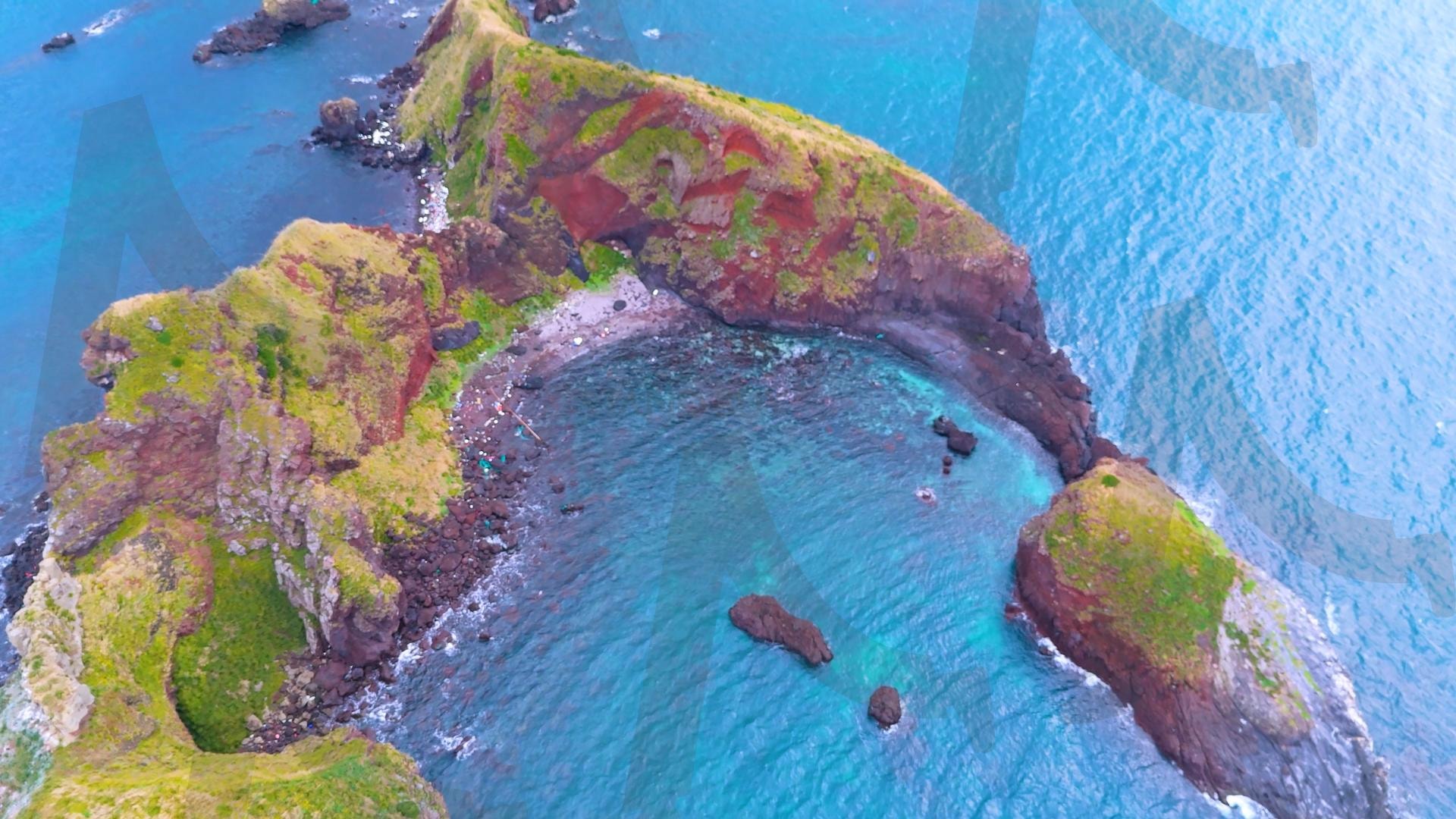 제주도와 차귀도 사이에 있는 와도의 아름다운 바다 풍경을 드론으로 촬영한 영상.겨울 오후 에메랄드빛으로 초록색 힐링되는 잔잔한 파도가 보이는 대자연의 모습 | 제주도, 여행, 힐링, 감성, 차귀도, 풍경, 배경, 와도, 겨울 | 스탠바이 STANDBUY 디지털 콘텐츠