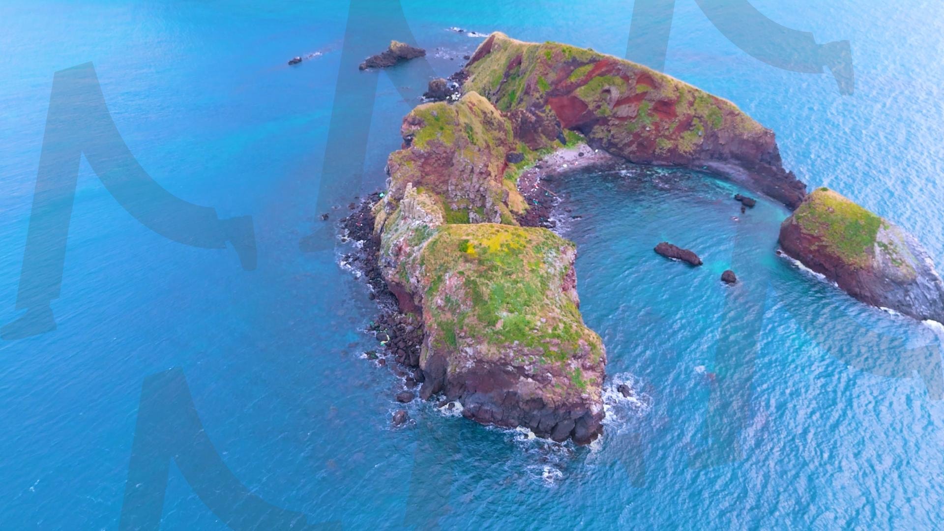 제주도와 차귀도 사이에 있는 와도의 아름다운 바다 풍경을 드론으로 촬영한 영상.겨울 오후 에메랄드빛으로 초록색 힐링되는 잔잔한 파도가 보이는 대자연의 모습 | 제주도, 여행, 힐링, 감성, 차귀도, 풍경, 배경, 와도, 겨울 | 스탠바이 STANDBUY 디지털 콘텐츠