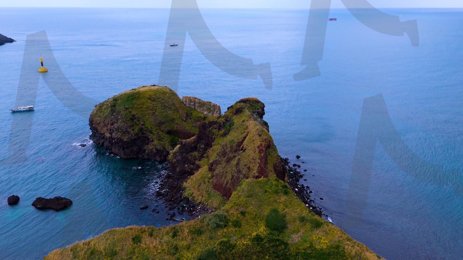 제주도와 차귀도 사이에 있는 와도의 아름다운 바다 풍경을 드론으로 촬영한 영상.겨울 오후 에메랄드빛으로 초록색 힐링되는 잔잔한 파도가 보이는 대자연의 모습 | 제주도, 여행, 힐링, 감성, 차귀도, 풍경, 배경, 와도, 겨울 | 스탠바이 STANDBUY 디지털 콘텐츠