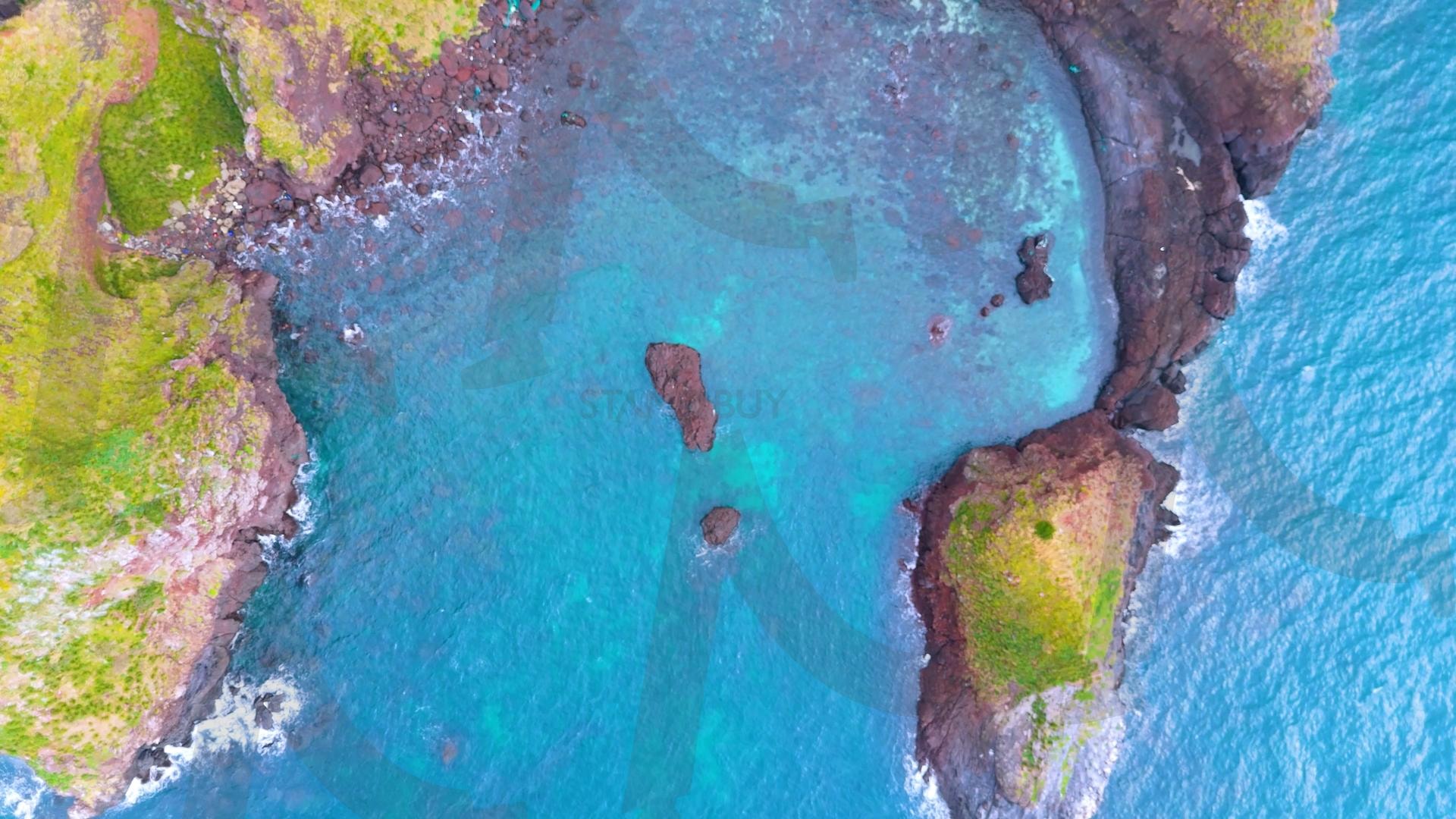 제주도와 차귀도 사이에 있는 와도의 아름다운 바다 풍경을 드론으로 촬영한 영상.겨울 오후 에메랄드빛으로 초록색 힐링되는 잔잔한 파도가 보이는 대자연의 모습 | 제주도, 여행, 힐링, 감성, 차귀도, 풍경, 배경, 와도, 겨울 | 스탠바이 STANDBUY 디지털 콘텐츠