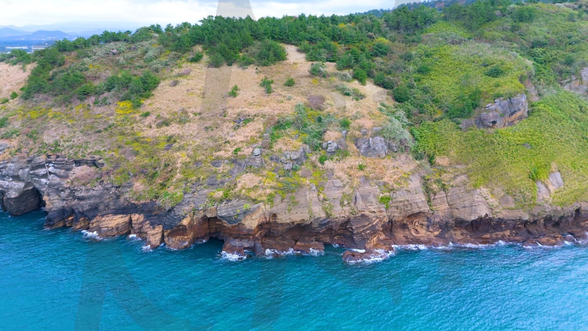 제주도와 차귀도 사이에 있는 와도의 아름다운 바다 풍경을 드론으로 촬영한 영상.겨울 오후 에메랄드빛으로 초록색 힐링되는 잔잔한 파도가 보이는 대자연의 모습 | 제주도, 여행, 힐링, 감성, 차귀도, 풍경, 배경, 와도, 겨울 | 스탠바이 STANDBUY 디지털 콘텐츠