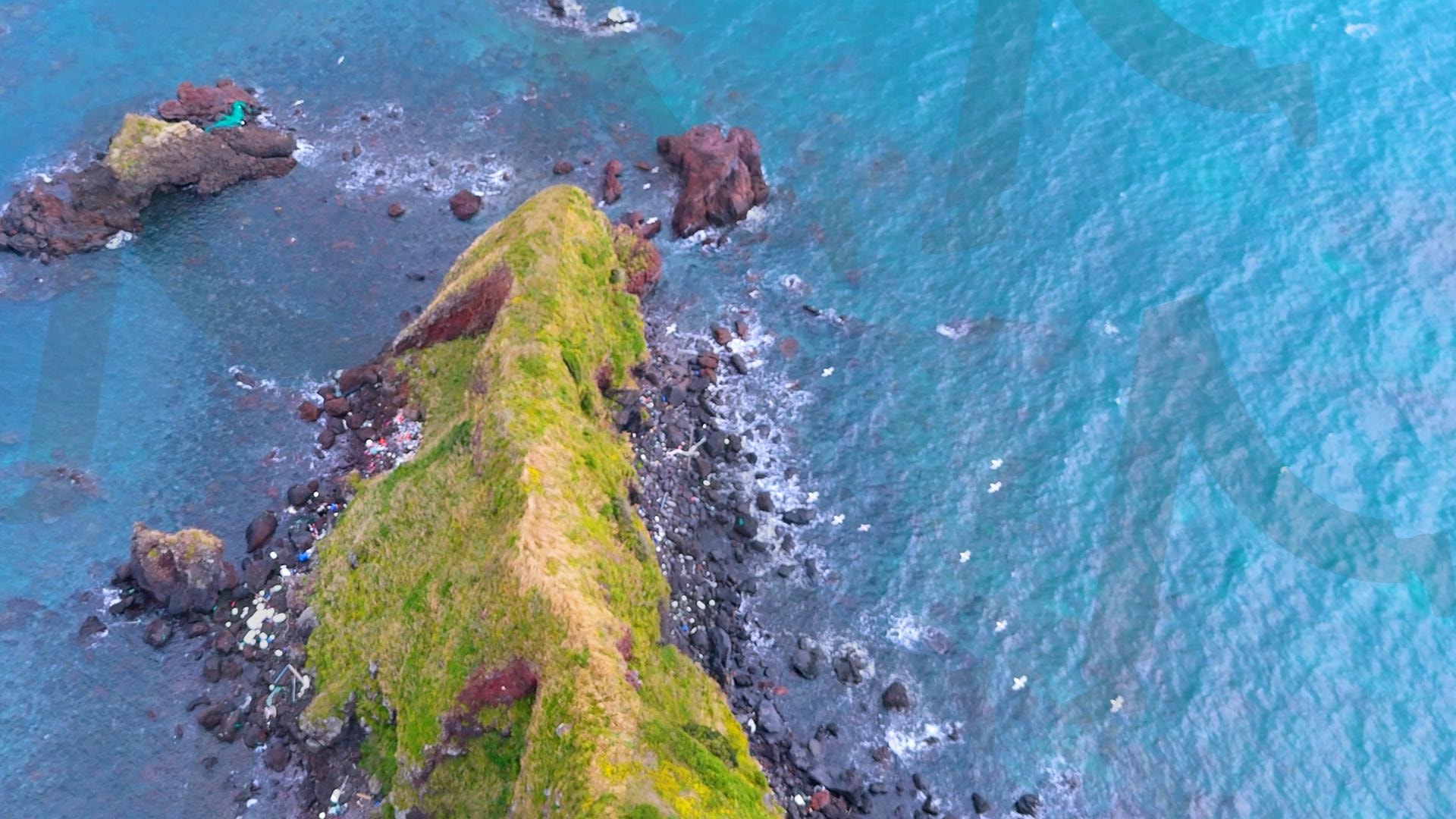 제주도와 차귀도 사이에 있는 와도의 아름다운 바다 풍경을 드론으로 촬영한 영상.겨울 오후 에메랄드빛으로 초록색 힐링되는 잔잔한 파도가 보이는 대자연의 모습 | 제주도, 여행, 힐링, 감성, 차귀도, 풍경, 배경, 와도, 겨울 | 스탠바이 STANDBUY 디지털 콘텐츠