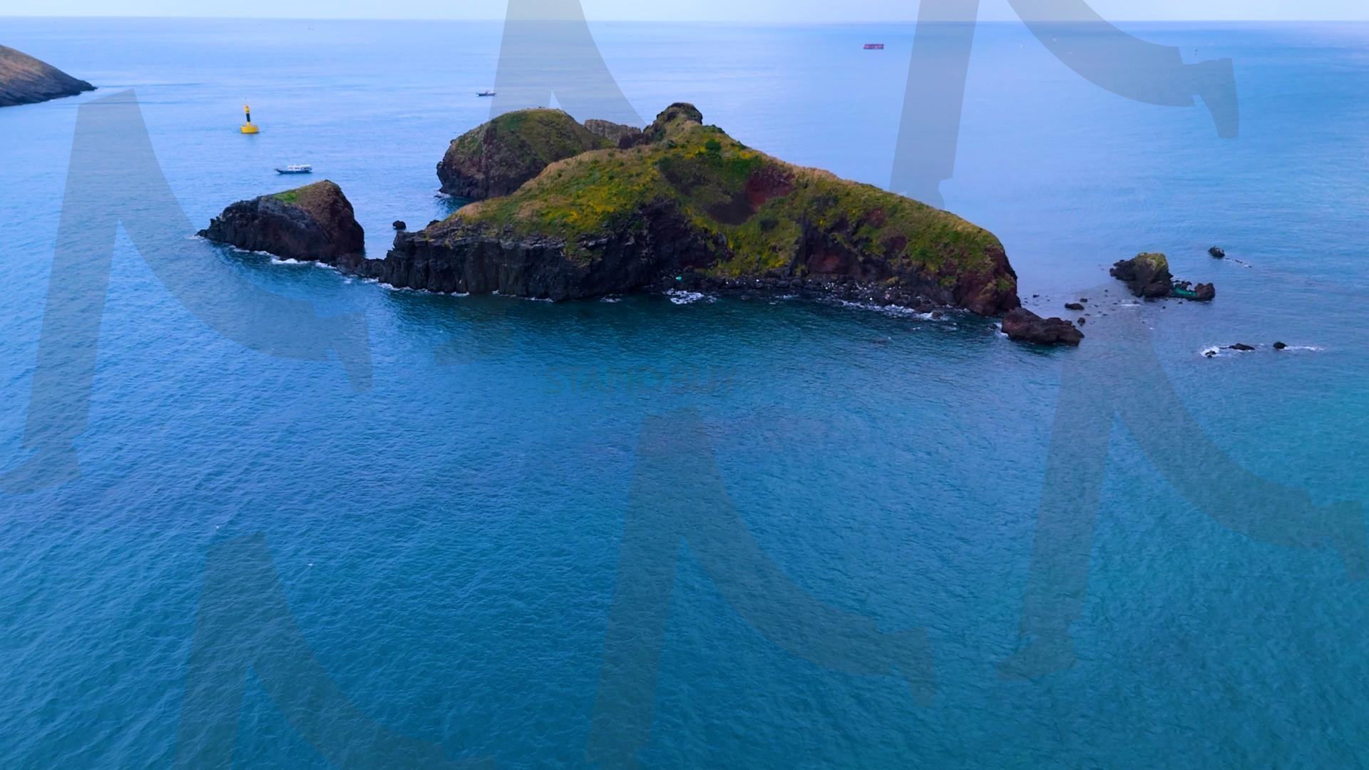 제주도와 차귀도 사이에 있는 와도의 아름다운 바다 풍경을 드론으로 촬영한 영상.겨울 오후 에메랄드빛으로 초록색 힐링되는 잔잔한 파도가 보이는 대자연의 모습 | 제주도, 여행, 힐링, 감성, 차귀도, 풍경, 배경, 와도, 겨울 | 스탠바이 STANDBUY 디지털 콘텐츠