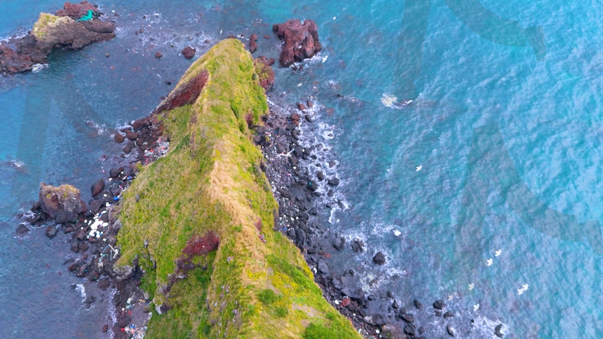 제주도와 차귀도 사이에 있는 와도의 아름다운 바다 풍경을 드론으로 촬영한 영상.겨울 오후 에메랄드빛으로 초록색 힐링되는 잔잔한 파도가 보이는 대자연의 모습 | 제주도, 여행, 힐링, 감성, 차귀도, 풍경, 배경, 와도, 겨울 | 스탠바이 STANDBUY 디지털 콘텐츠