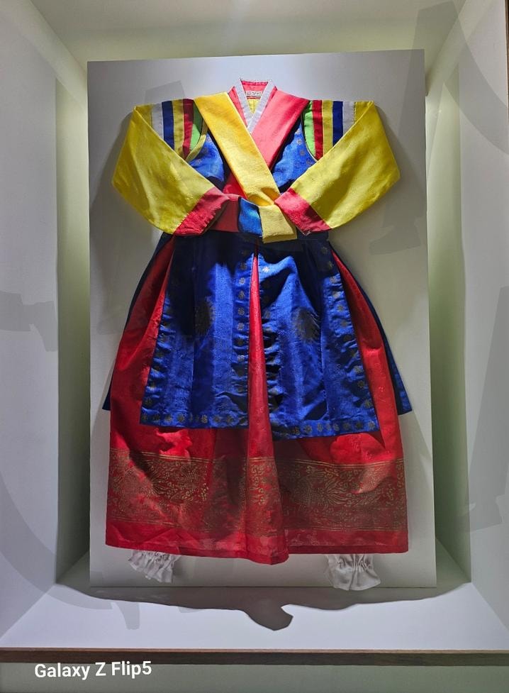 평택농악 무동의상 | 평택농악, 무동의상, 20세기, 평택농악보존회, 복식, 어른의 어깨위에 올라가서 춤을추는 무동이 착용하는 복식 | 스탠바이 STANDBUY 디지털 콘텐츠