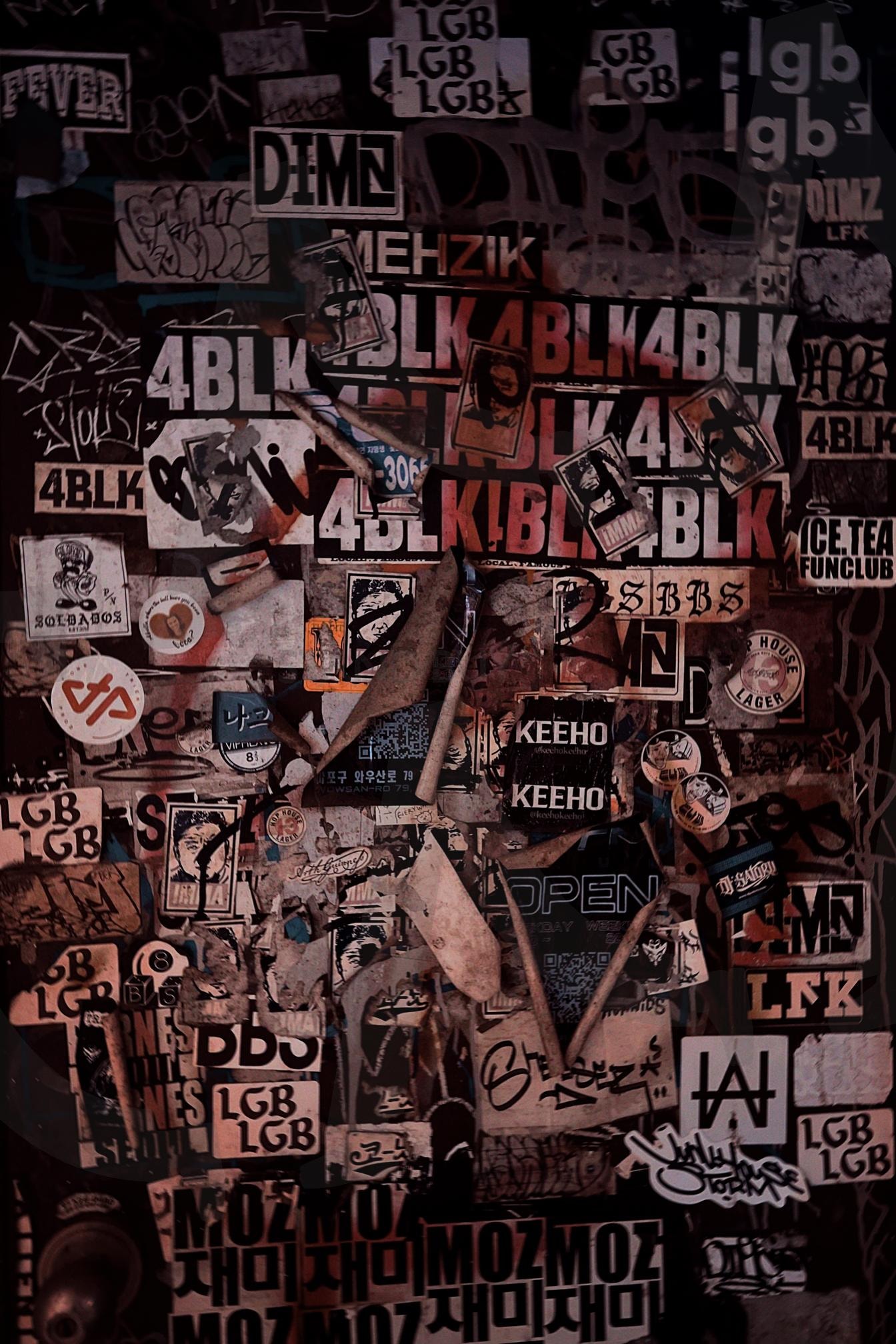 여러 브랜드의 스트릿한 비주얼 스티커 | 스트릿, 스티커, 벽, 무드, 홍대, 힙합, 브랜드, 포토 | 스탠바이 STANDBUY 디지털 콘텐츠