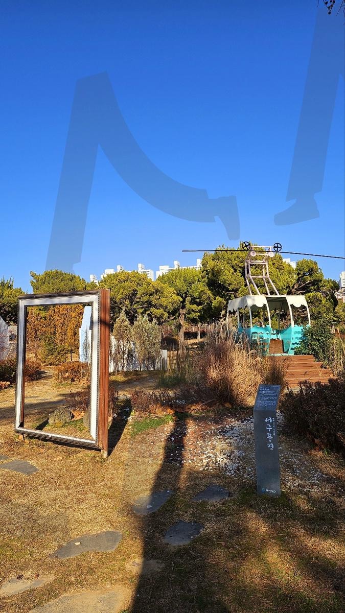 공원 조형물 액자와 헬리콥터 | 부산, 부산시민공원, 공원, 배경, 풍경, 조형물, 액자, 헬리콥터, 하늘 | 스탠바이 STANDBUY 디지털 콘텐츠