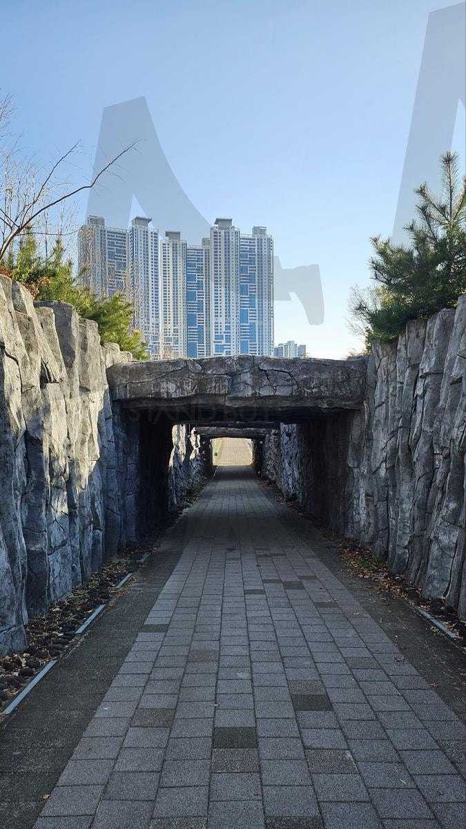 공원 내부 소형 터널 풍경 | 부산, 부산시민공원, 돌, 바위, 터널, 풍경, 배경, 하늘 | 스탠바이 STANDBUY 디지털 콘텐츠