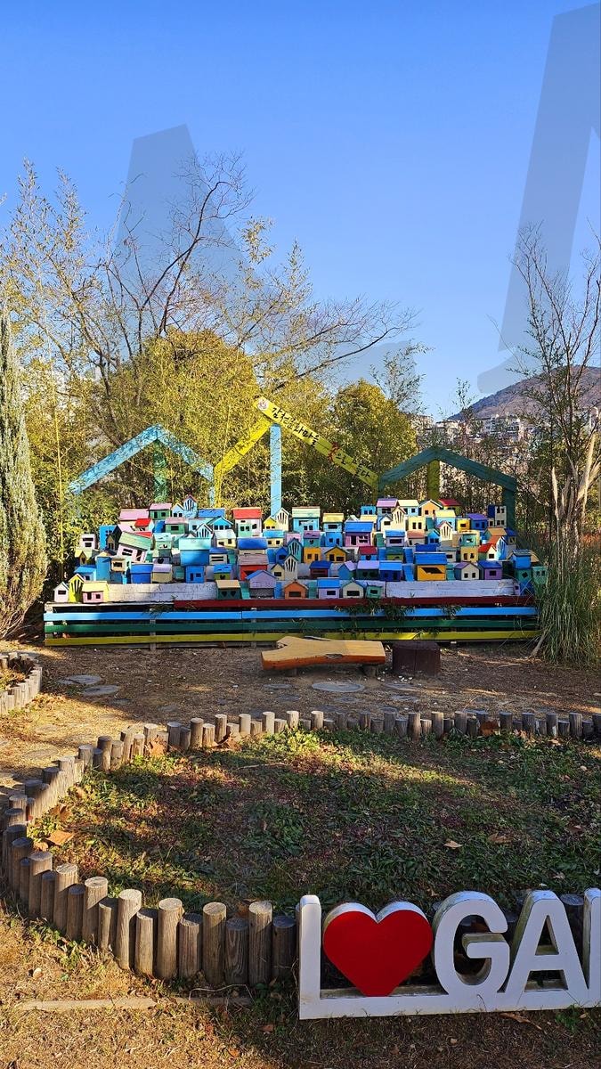 공원 내부 마을 조형물 | 부산, 부산시민공원, 공원, 풍경, 배경, 조형물, 가을, 겨울, 하늘, 마을 | 스탠바이 STANDBUY 디지털 콘텐츠