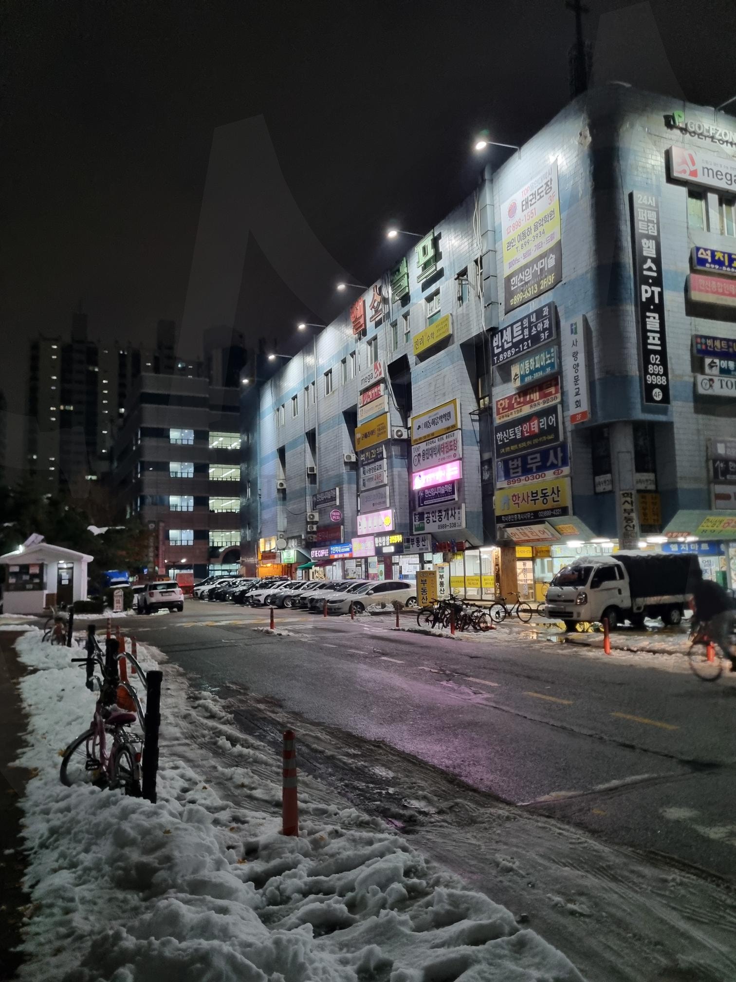 A vintage storefront full of charm (매력 넘치는 빈티지 상가) | 오랜된 상가, 밤풍경, 조명들의 향연, 눈은 덤, 조화로움, 금천구, 독산한신아파트, 학원 가는 길 | 스탠바이 STANDBUY 디지털 콘텐츠