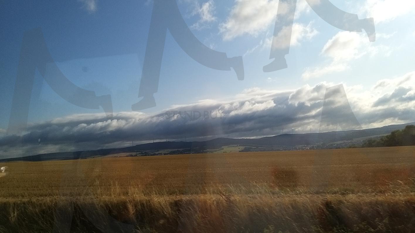 들판 위로 펼쳐진 구름의 춤 | 구름 풍경, 자연의 예술, 광활한 들판, 푸른 하늘, 자연 여행, 풍경 사진, 드라마틱한 구름, 초원의 평화, 유럽 여행, 시골 풍경 | 스탠바이 STANDBUY 디지털 콘텐츠