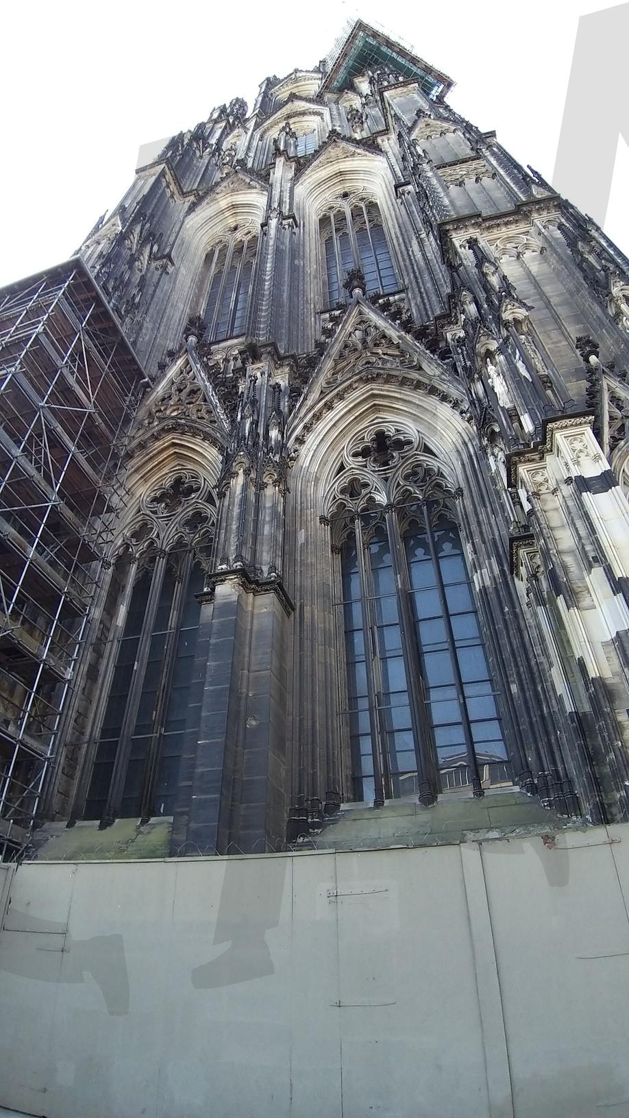 고딕 양식의 웅장함, 쾰른 대성당의 일면 | 쾰른 대성당, 고딕 건축, 독일 여행, 쾰른 명소, 건축 예술, 성당 창문, 중세 건축, 유럽 랜드마크, 웅장한 성당, 역사적인 건축물 | 스탠바이 STANDBUY 디지털 콘텐츠
