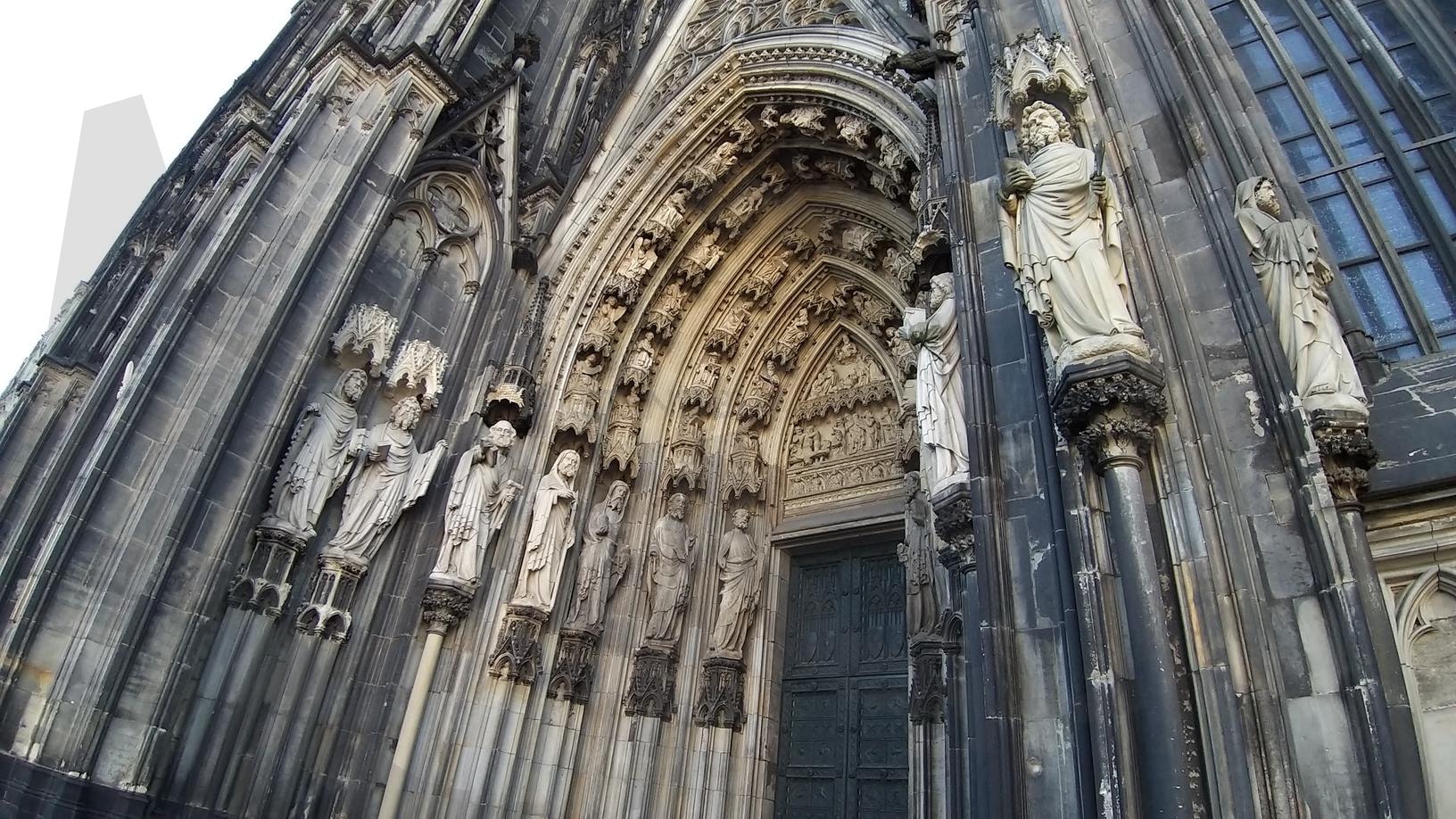 고딕 양식의 정수, 쾰른 대성당의 정문 | 쾰른 대성당, 고딕 건축, 독일 랜드마크, 성당 조각상, 정문 장식, 유럽 건축 예술, 성서 조각, 중세 건축, 독일 여행 | 스탠바이 STANDBUY 디지털 콘텐츠