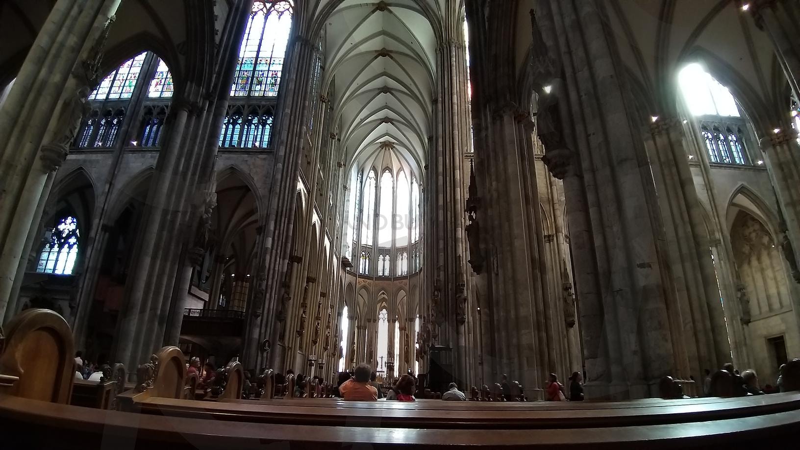 쾰른 대성당 내부의 웅장한 고딕 아치와 스테인드글라스 | 쾰른 대성당, 고딕 건축, 스테인드글라스, 독일 랜드마크, 유럽 성당, 고딕 아치, 종교 건축, 독일 여행 | 스탠바이 STANDBUY 디지털 콘텐츠