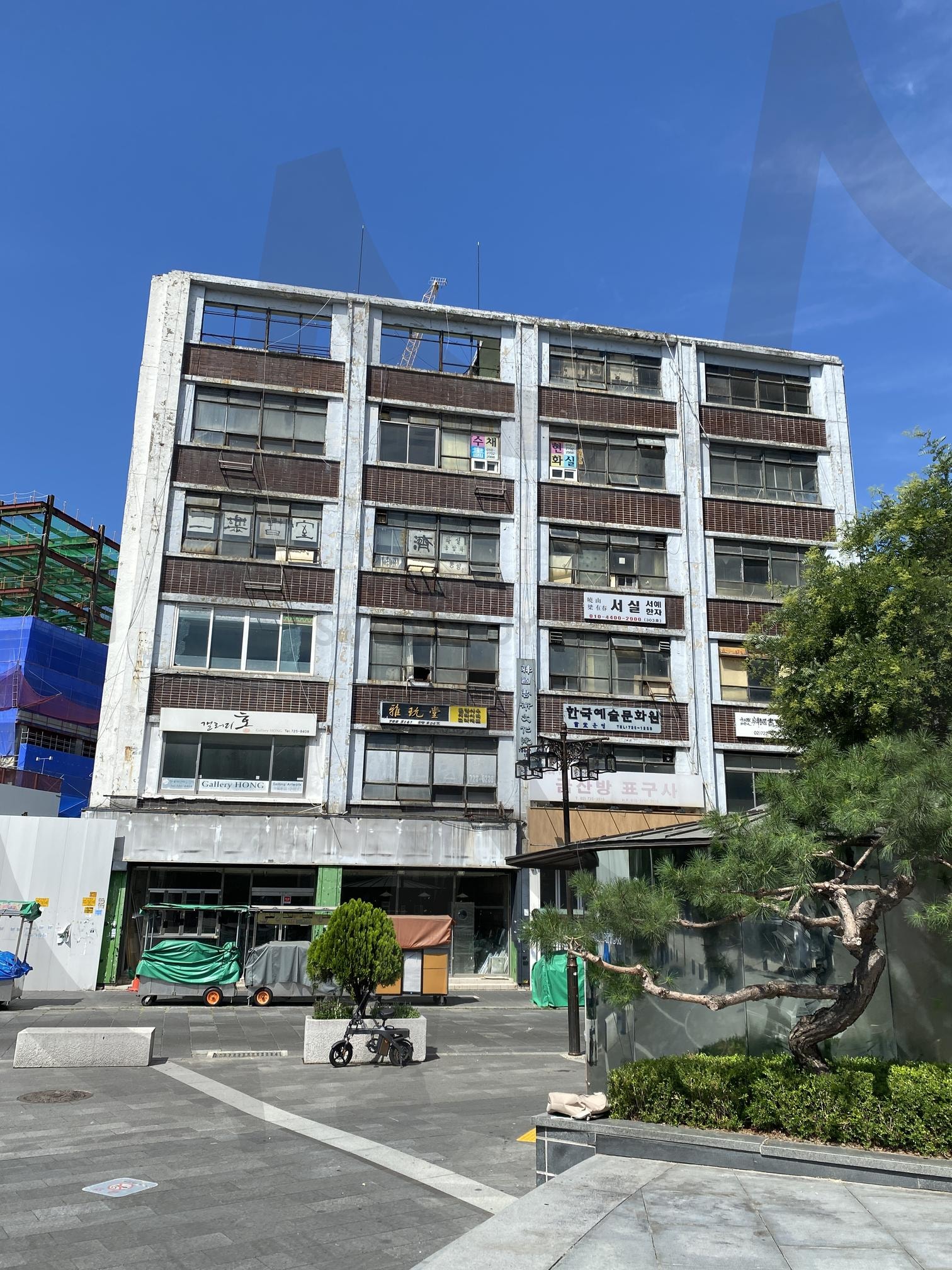 종로구 인사동 70년대 건물 철거 전 2024년 모습 | 70년대 건물, 70년대빌딩, 70년대인사동건물, 70년대종로풍경, 70년대건축물, 70년대서울시건축물, 1970년대종로, 1970년대서울시종로, 1970년대인사동 | 스탠바이 STANDBUY 디지털 콘텐츠