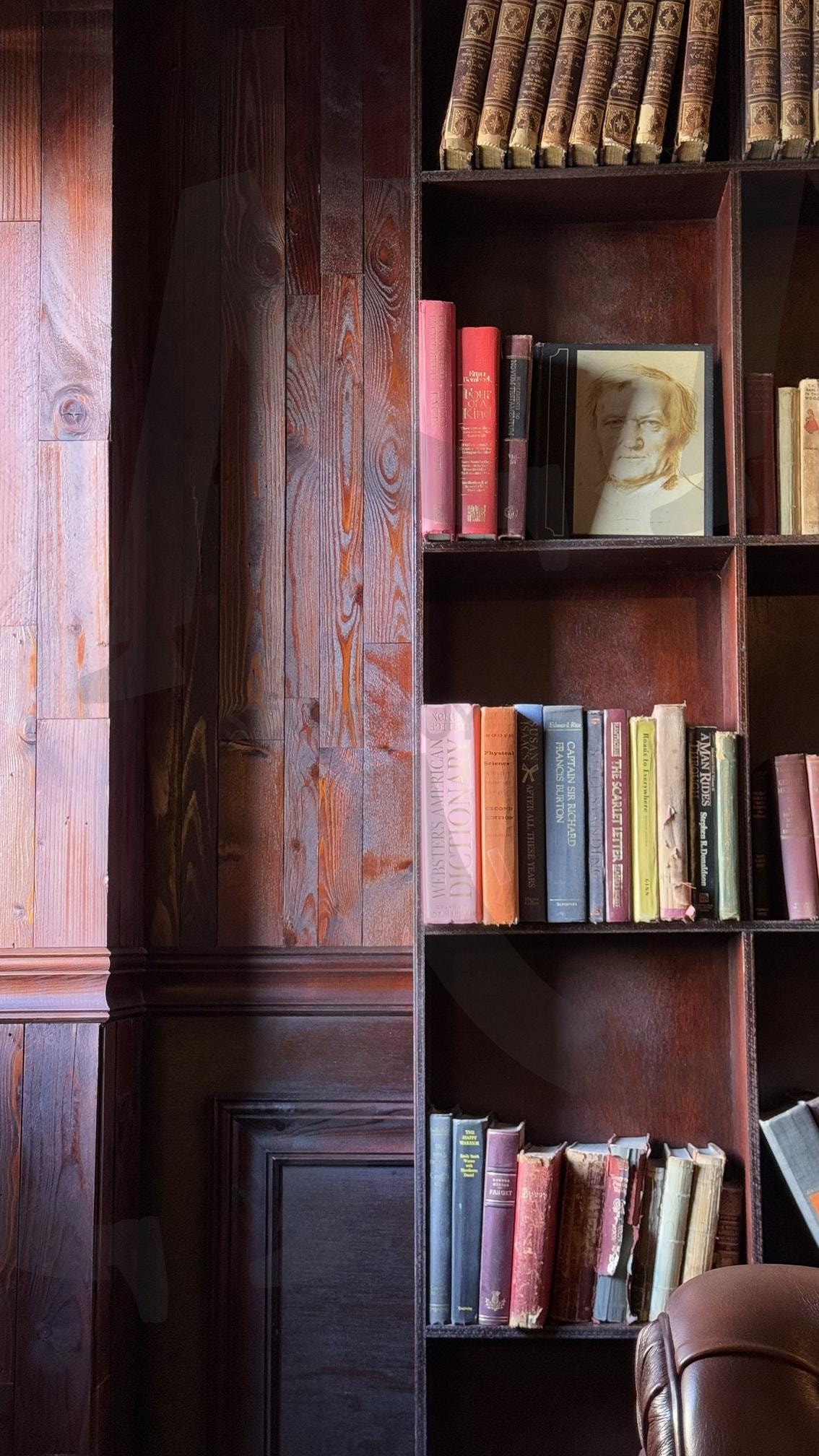 대구 카페 책장 갈색 느낌 배경 사진 | 대구, 대구카페, 카페, 책장, 배경사진, 휴대폰배경사진, 16:9, 책장사진, 갈색배경, 갈색배경사진, 갈색책장 | 스탠바이 STANDBUY 디지털 콘텐츠