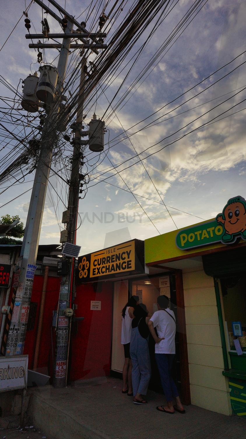 “보홀의 일상: 환전소 앞에서 기다리는 사람들” | 보홀, 환전소, 전신주, 여행, 일상 | 스탠바이 STANDBUY 디지털 콘텐츠