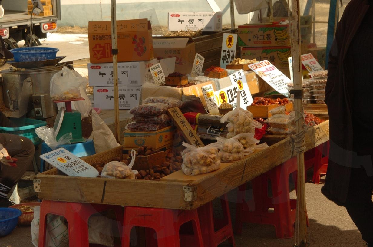 “봉평시장에서 판매 중인 신선한 밤과 대추” | 봉평시장, 전통시장, 밤, 대추, 신선한 농산물 | 스탠바이 STANDBUY 디지털 콘텐츠