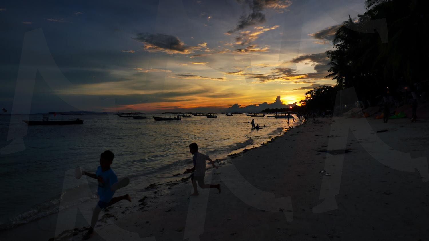 “필리핀 보홀, 바다 석양 속 아이들의 역광 모습” | 필리핀 보홀, 바다 석양, 아이들, 역광, 여행 사진 | 스탠바이 STANDBUY 디지털 콘텐츠