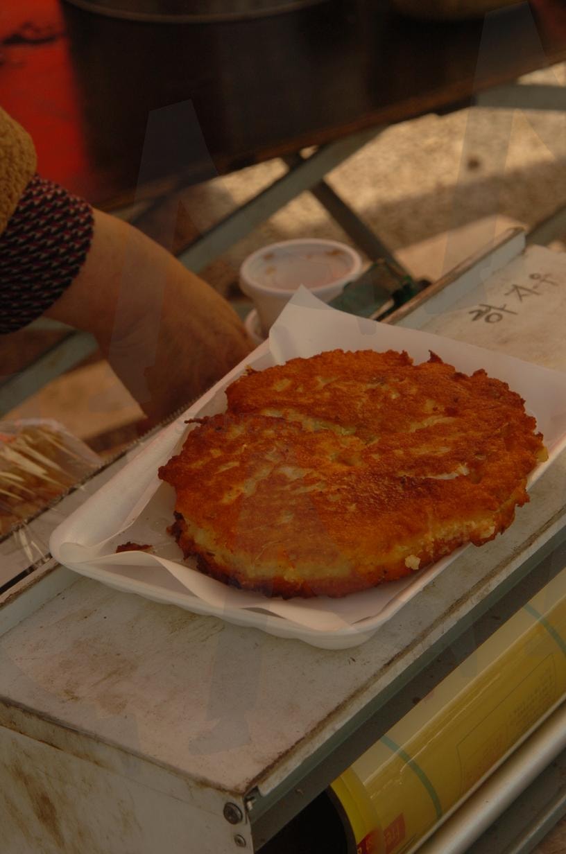 “바삭한 빈대떡의 매력” | 빈대떡, 한국 음식, 전통 음식, 바삭한 빈대떡, 한식 | 스탠바이 STANDBUY 디지털 콘텐츠