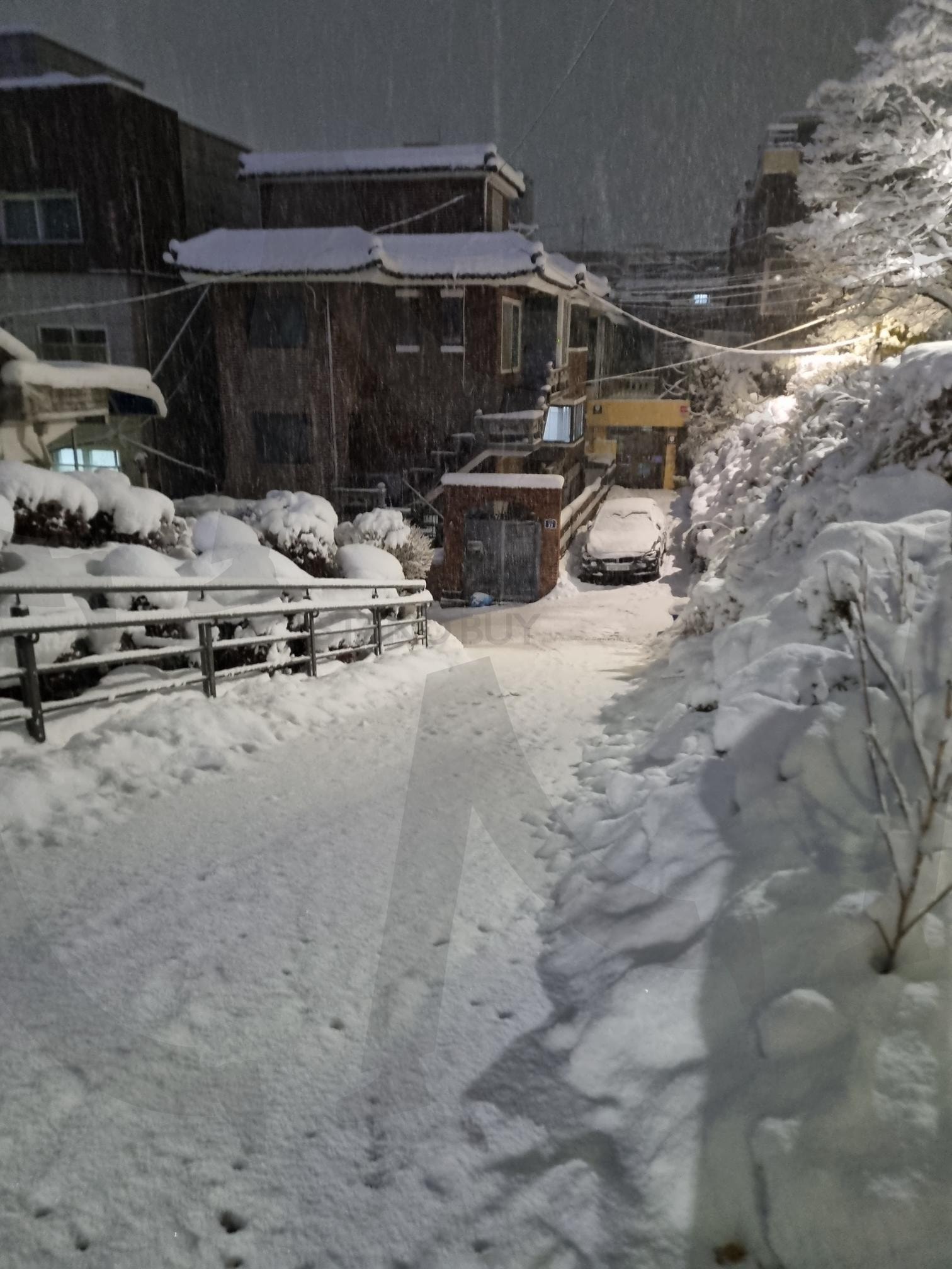 A snowy slope (눈 덮인 내리막길) | 눈, 언덕, 내리막길, 마을, 겨울, 겨울 풍경, 어린 마음, 추억, 동심, 썰매, 항상 조심, 서울, 금천구 | 스탠바이 STANDBUY 디지털 콘텐츠