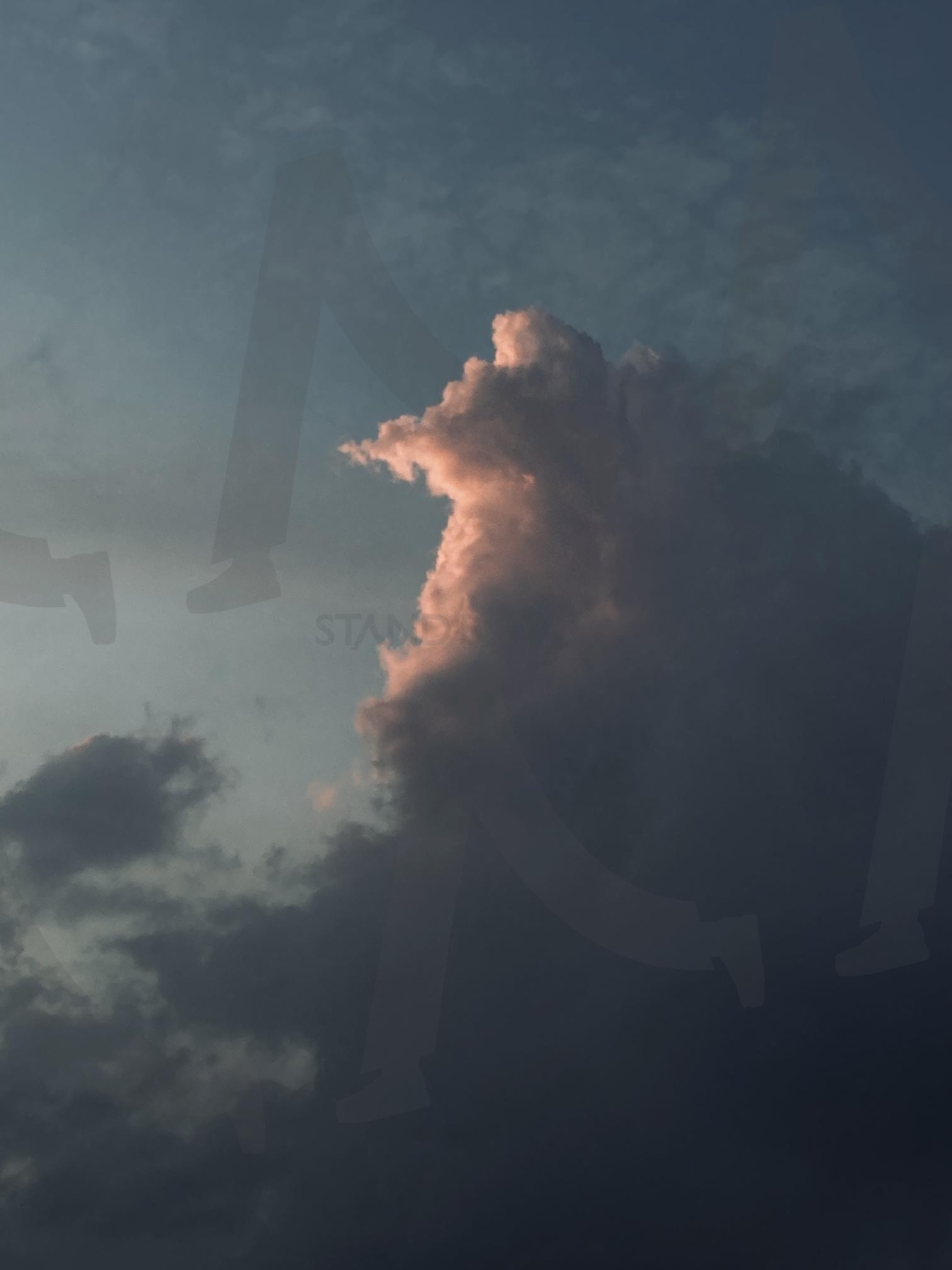 구름 속 핑크빛 희망 🌅 | 하늘스냅, 구름사진, 일상의기적, 희망한조각, 포토그래퍼, 구름 | 스탠바이 STANDBUY 디지털 콘텐츠