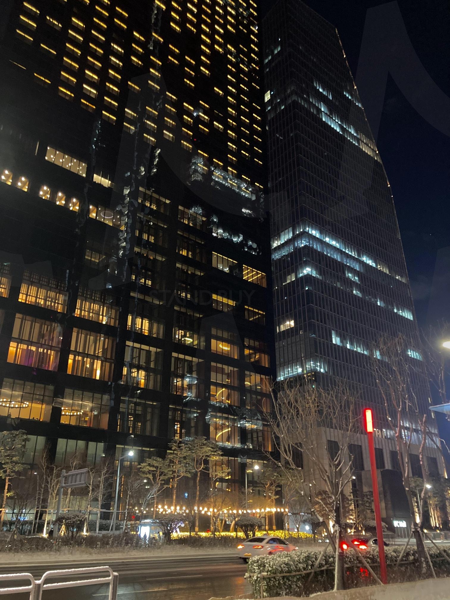 도시의 야근 풍경 | 도시야경, 빌딩숲, 오피스뷰, 야간스냅, 도시불빛, 현대건축, 도시감성, 나이트뷰, 도시의밤, 겨울밤 | 스탠바이 STANDBUY 디지털 콘텐츠