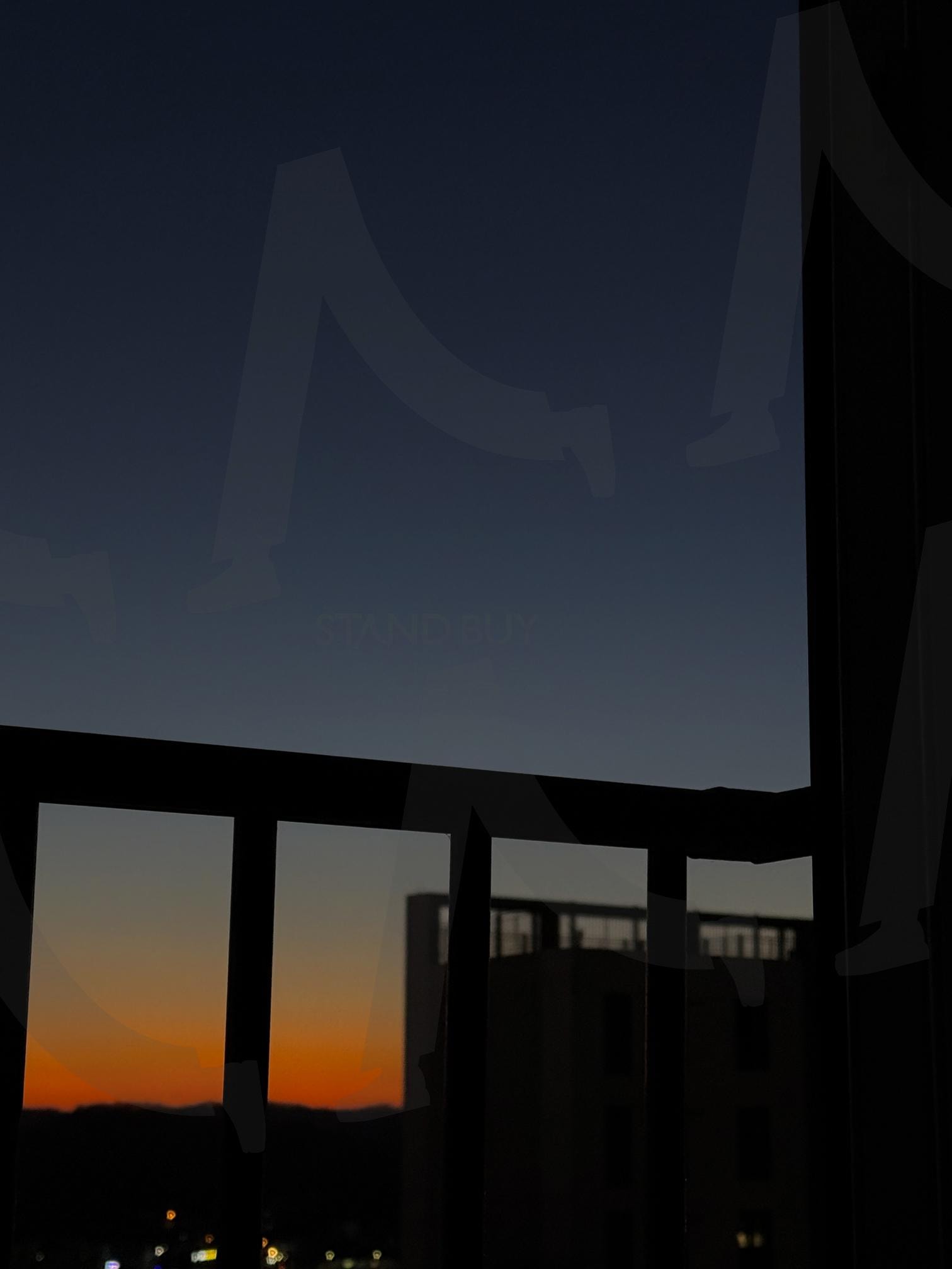 창틀에 걸린 일몰의 그라데이션 🌅 | 일몰, 그라데이션, 미니멀리즘, sunset, 노을, 도시일몰, 황혼 | 스탠바이 STANDBUY 디지털 콘텐츠