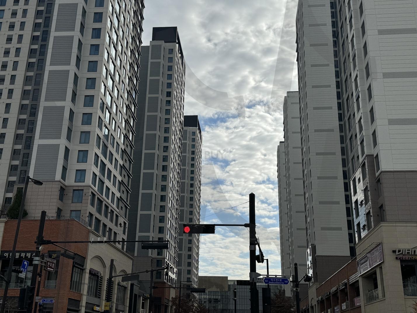 Building and sky | 하늘, 구름, 고양스타필드, 신호등, 도시 | 스탠바이 STANDBUY 디지털 콘텐츠