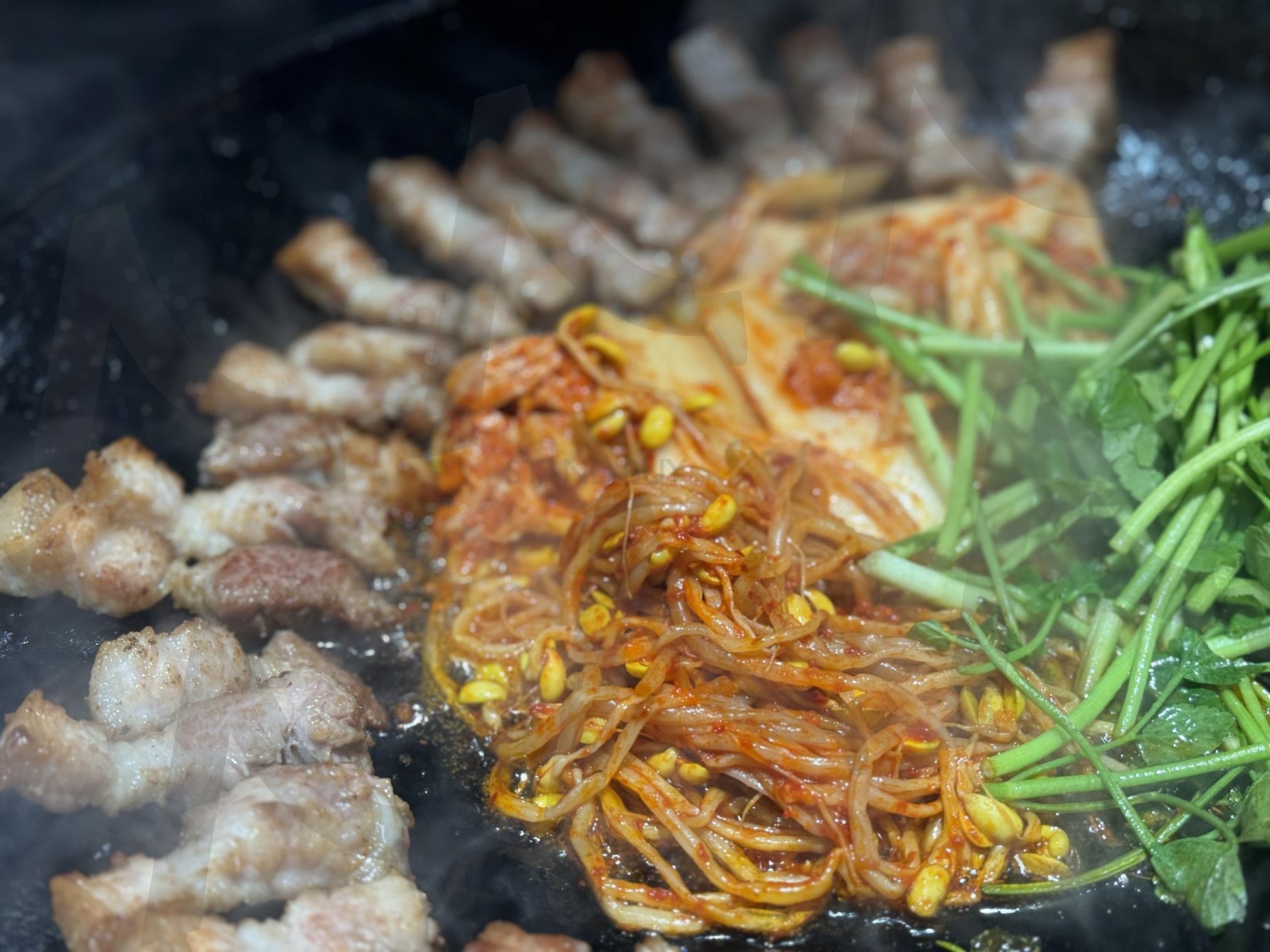 미나리 삼겹살 | 삼겹살, 미나리삼겹살, 철판삼겹살, 고기, pork belly | 스탠바이 STANDBUY 디지털 콘텐츠