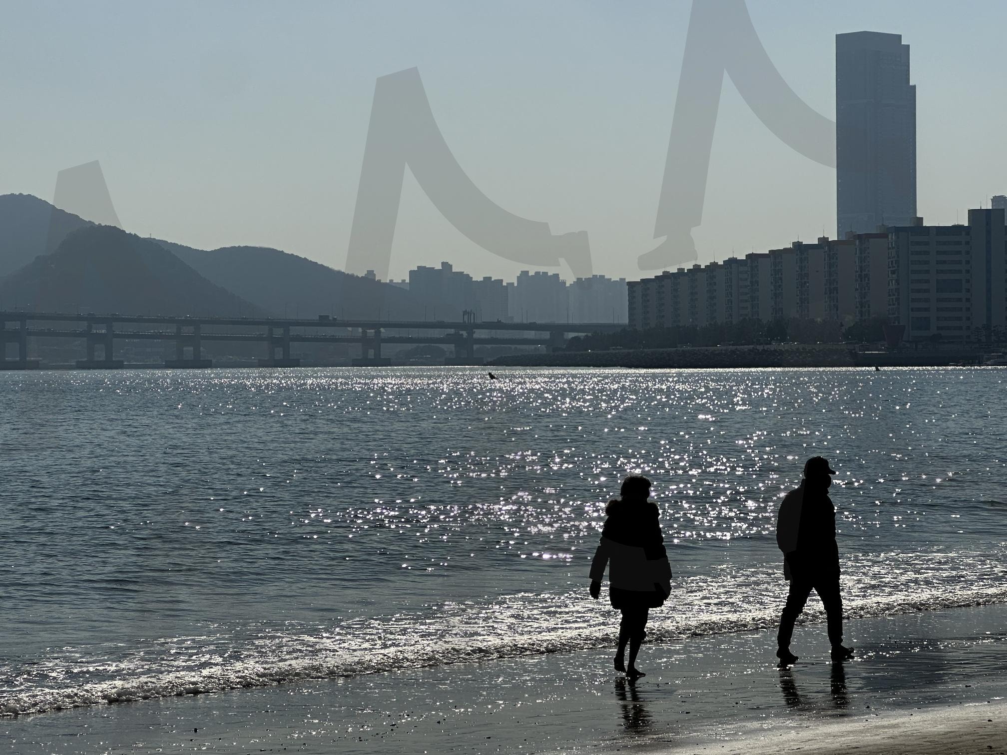 바닷가의 연인 | 바다, 바닷가 연인, 연인, 부산 바다, 윤슬 | 스탠바이 STANDBUY 디지털 콘텐츠