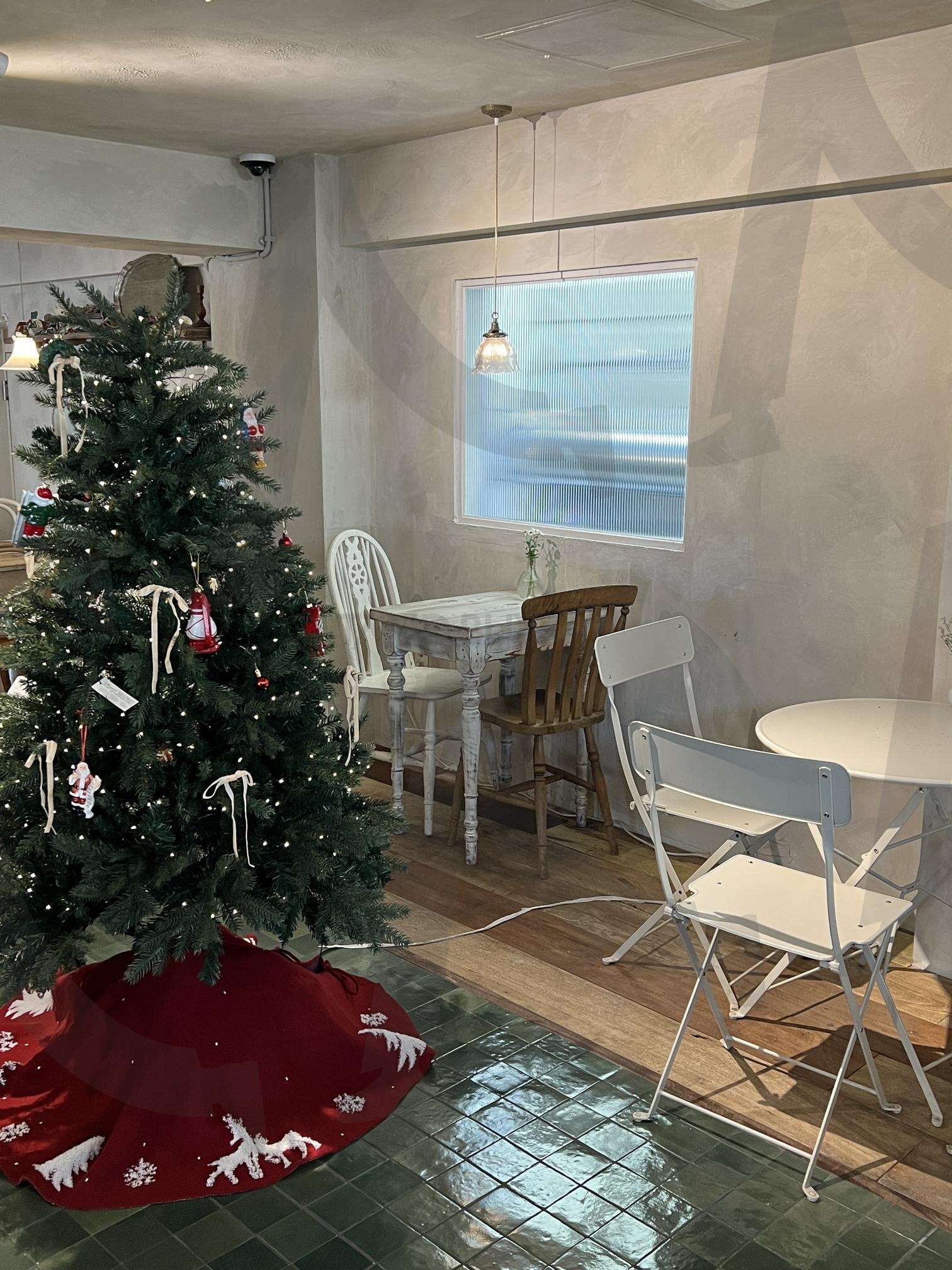 전포동 베이시스옵 카페 내부 트리 | 전포동, 카페, 전포동카페, 베이시스옵, basis of, 카페 트리, 트리, 크리스마스 트리, 카페 크리스마스 트리 | 스탠바이 STANDBUY 디지털 콘텐츠