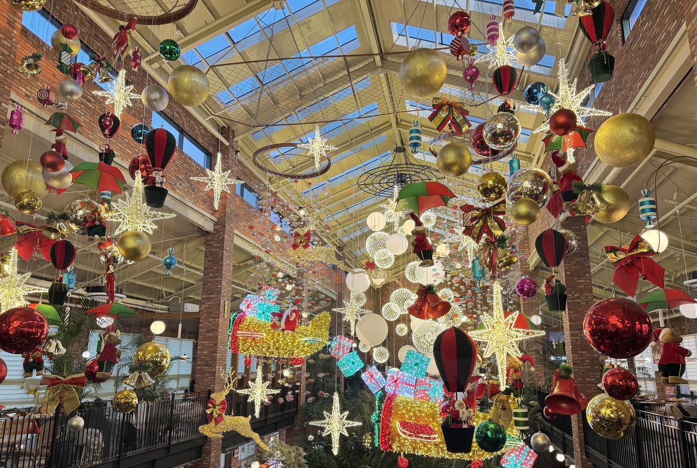 Holiday Magic (빛나는 크리스마스) | 크리스마스, 반짝이는 조명, 홀리데이 장식, 장식품, 시즌의 즐거움, 크리스마스 매직, 실내 홀리데이 데코, 겨울, 연말, 빛나는 | 스탠바이 STANDBUY 디지털 콘텐츠