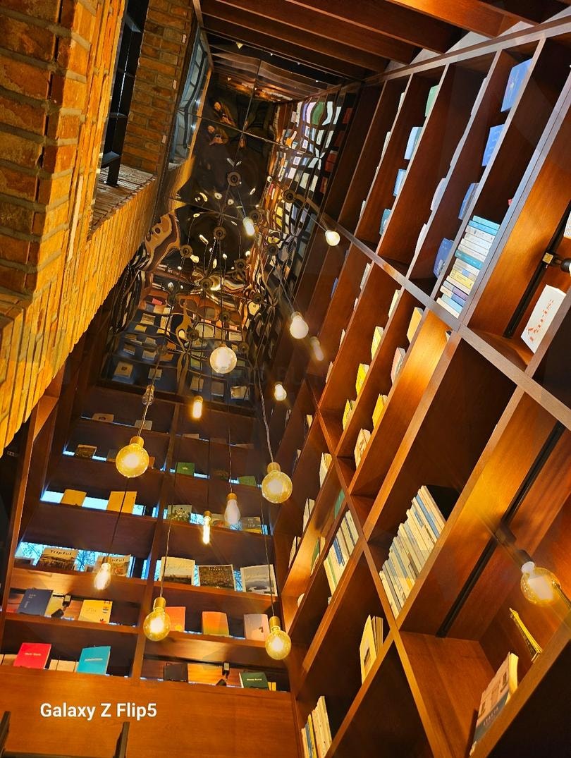 다가여행자도서관 | 다가여행자도서관, 다가동, 객리단길, 전주, 여행자들, 을위한 책 가득, 색칠공부, 이쁜카페같아요 | 스탠바이 STANDBUY 디지털 콘텐츠