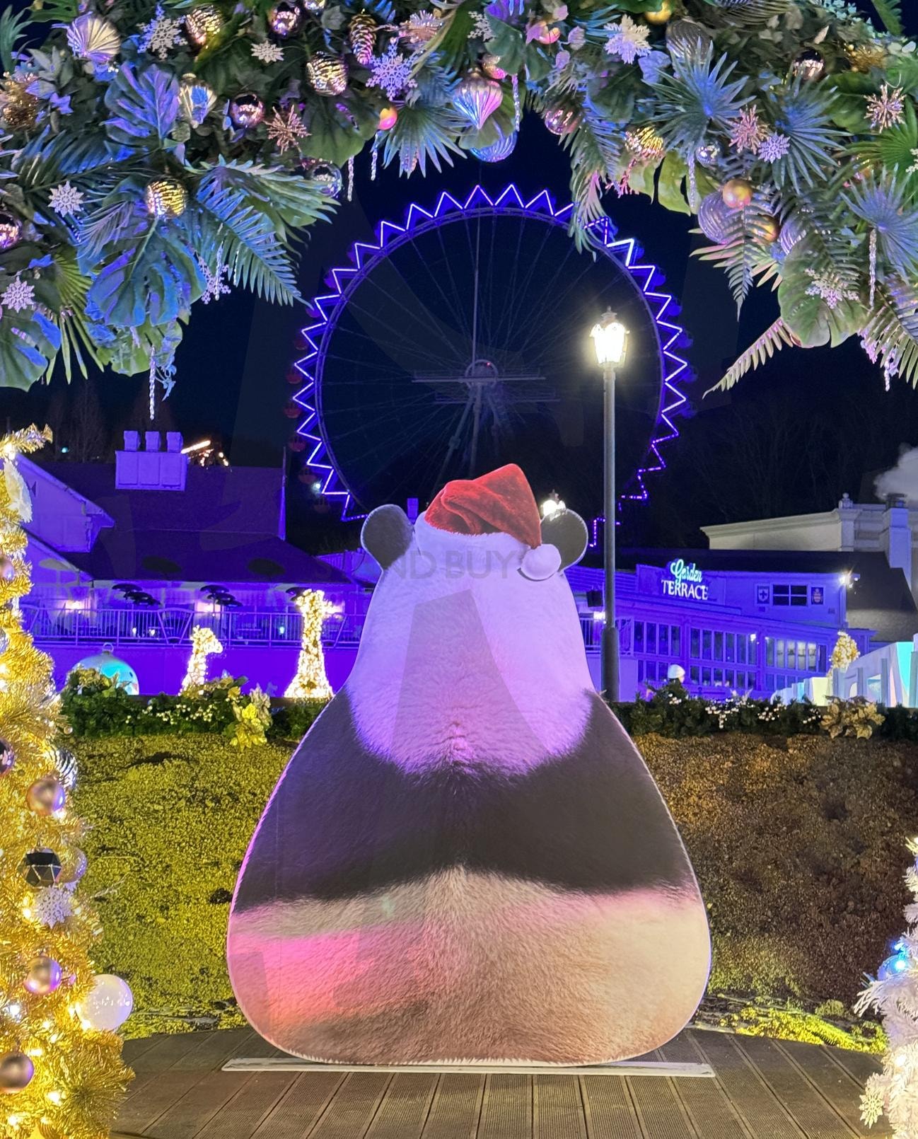 판다의 크리스마스 밤하늘 | 크리스마스, 대관람차, 반짝이는 조명, 판다, 산타, 밤 풍경, 불빛 축제, 귀여운 캐릭터 | 스탠바이 STANDBUY 디지털 콘텐츠