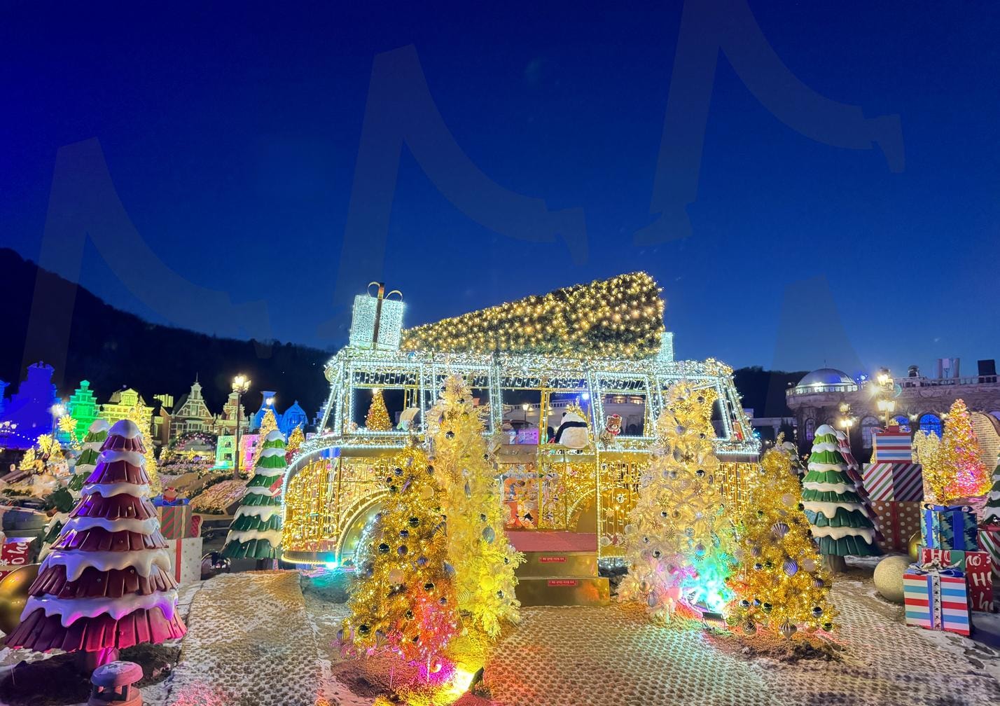 산타의 황금빛 선물 트럭 | 크리스마스, 황금 트럭, 크리스마스 트리, 불빛 장식, 겨울 축제, 축제의 밤, 금빛, 자동차 | 스탠바이 STANDBUY 디지털 콘텐츠