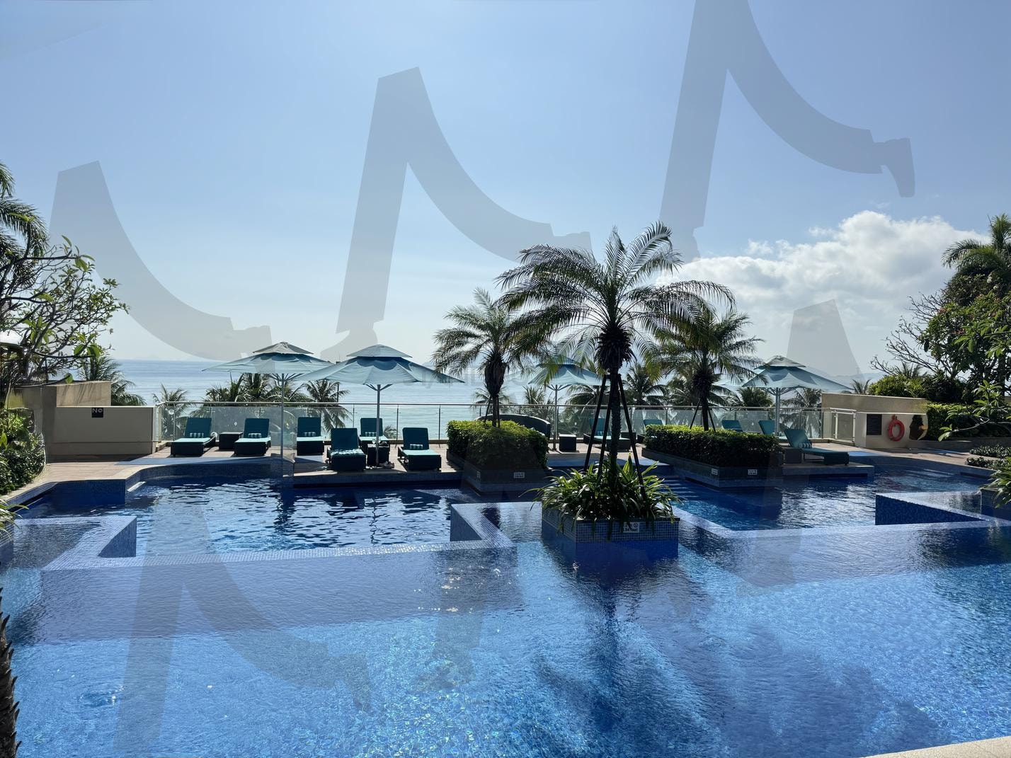 푸른 하늘 아래의 럭셔리 인피니티 풀 | 인피니티 풀, 휴양지, 바다 전망, 럭셔리, 열대, 휴식, 힐링, 파란 하늘, 리조트, 여름 휴가, 나트랑, 인터컨티넨탈, 호텔, 수영장 | 스탠바이 STANDBUY 디지털 콘텐츠