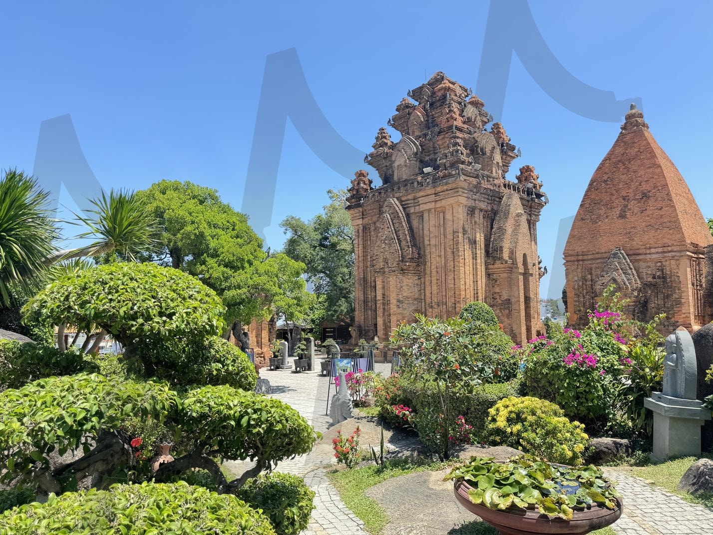 고대 유산의 아름다움, 푸른 하늘 아래의 포나가르 사원 | 유적지, 건축물, 전통, 자연, 파란 하늘, 관광 명소, 베트남, 나트랑, 정원, 열대 | 스탠바이 STANDBUY 디지털 콘텐츠