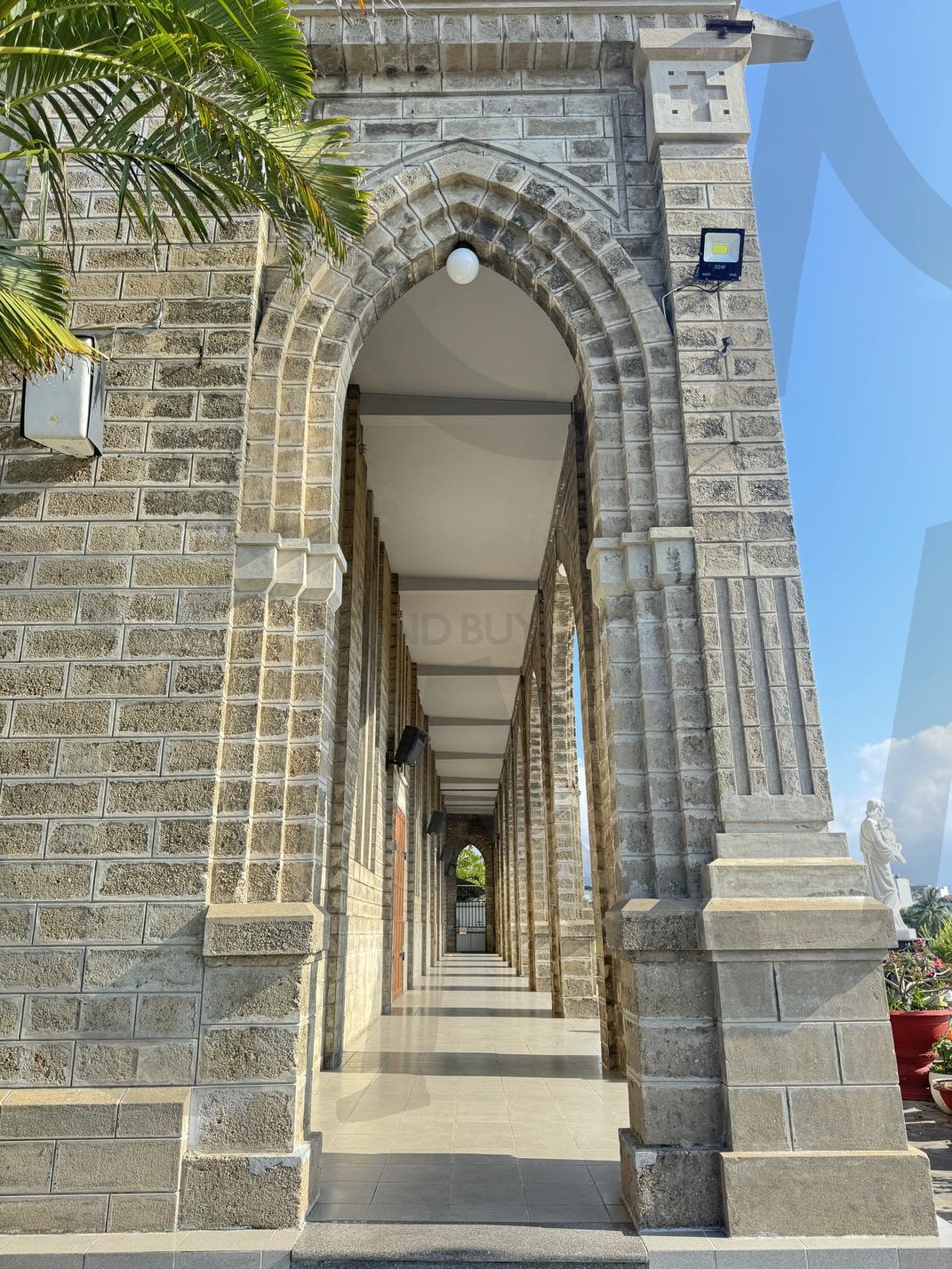 나트랑 성당의 아름다운 아치, 햇살이 비치는 성당의 복도. | 고딕, 건축, 성당, 복도, 아치, 햇살, 종교 | 스탠바이 STANDBUY 디지털 콘텐츠