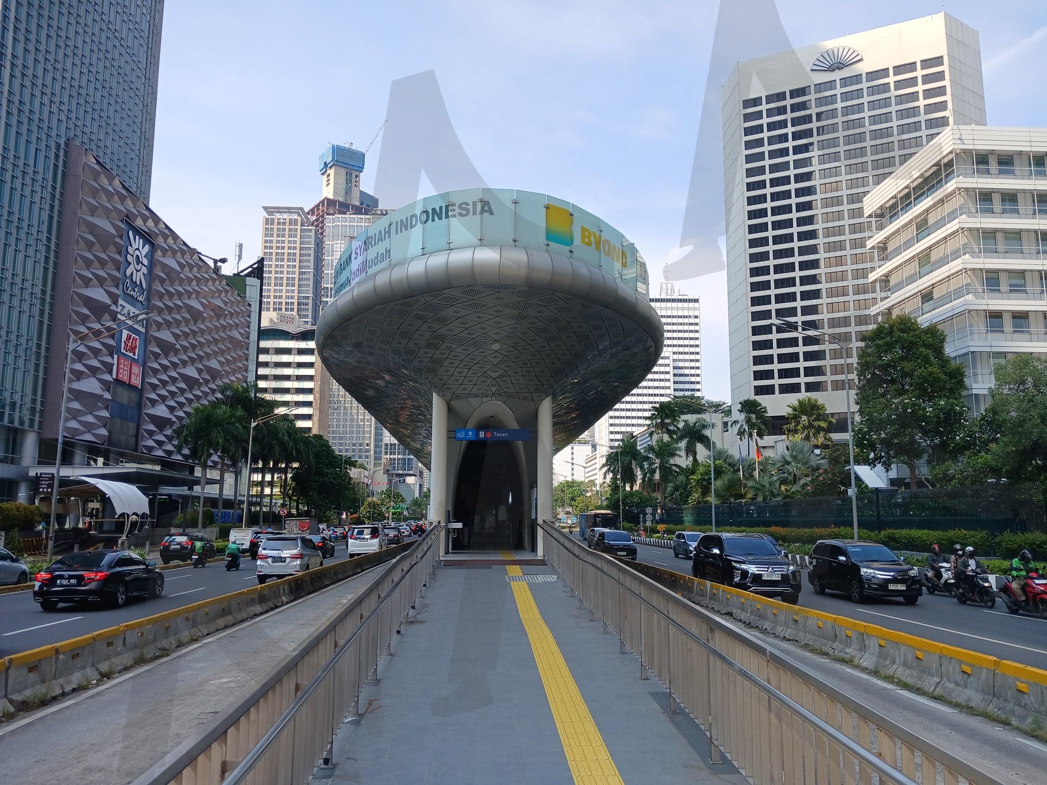 자카르타 Tosari Station 전경 | 자카르타 사진 맛집, Tosari Station 배 모양 정류장, 인니 자카르타 경제, Tosari 역 입구 모습, 현지인들이 즐겨 찾는 사진 맛집 | 스탠바이 STANDBUY 디지털 콘텐츠