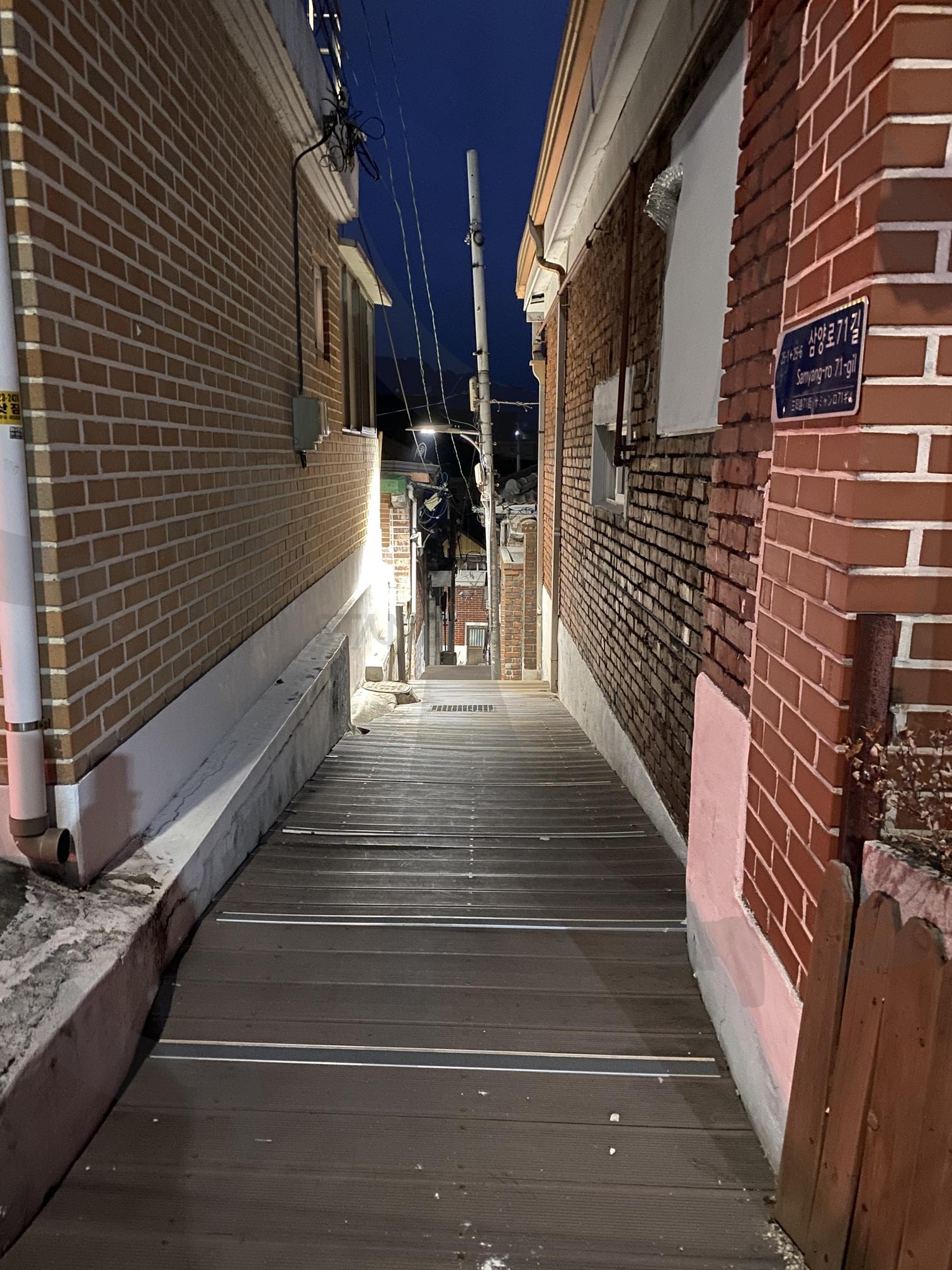 선진국 대한민국 서울의 2025년 골목 풍경 | 선진국, 대한민국, 서울, 서울풍경, 서울골목길, 골목, 골목길, 새벽, 새벽풍경 | 스탠바이 STANDBUY 디지털 콘텐츠