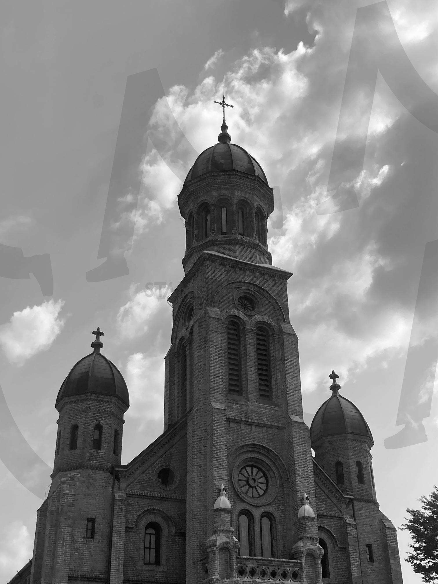 흑백으로 담은 전주 전동성당의 아름다움 | 전동성당, 전주 한옥마을, 흑백 사진, 구름 풍경, 전통과 신앙 | 스탠바이 STANDBUY 디지털 콘텐츠