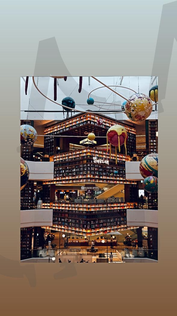 도심 속 빛나는 지식의 공간 | 한남 스타필드, 별마당도서관, 책, 독서 공간, 행성 장식, 예술적인 공간, 도심 속 문화, 실내 건축, 지식의 전당, 사진 명소 | 스탠바이 STANDBUY 디지털 콘텐츠