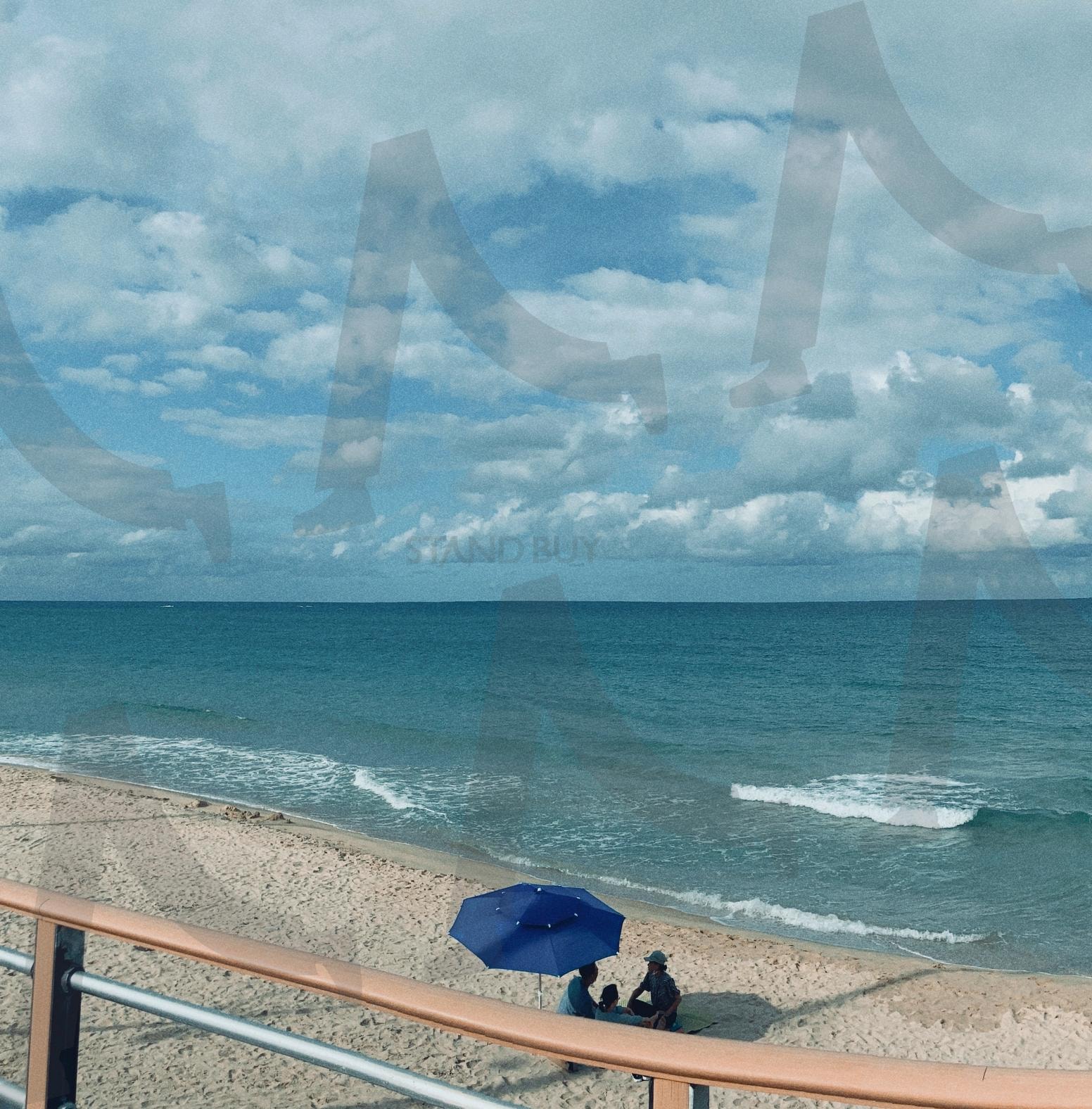 파도가 칠 때, 바다와 파라솔이 만든 순간 | 속초 바다, 파란 파라솔, 바다 파도, 강원도 여행, 감성 풍경 | 스탠바이 STANDBUY 디지털 콘텐츠