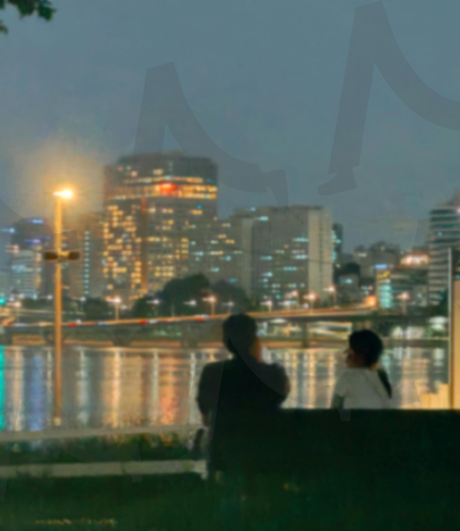 도시의 밤, 벤치 위 두 사람의 이야기 | 여의도 한강공원, 서울 야경, 한강 반영, 도시 불빛, 벤치, 밤풍경, 감성 사진, 낭만적인 순간, 인물 실루엣, 조용한 대화 | 스탠바이 STANDBUY 디지털 콘텐츠