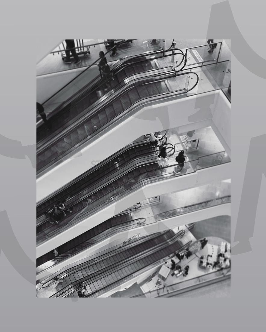 서로 다른 방향, 에스컬레이터 위의 이야기 | 하남 스타필드, 에스컬레이터, 현대 사회, 흑백 사진, 도시의 일상, 사람들의 움직임, 교차, 복잡성, 사회적 메시지, 사진 예술 | 스탠바이 STANDBUY 디지털 콘텐츠