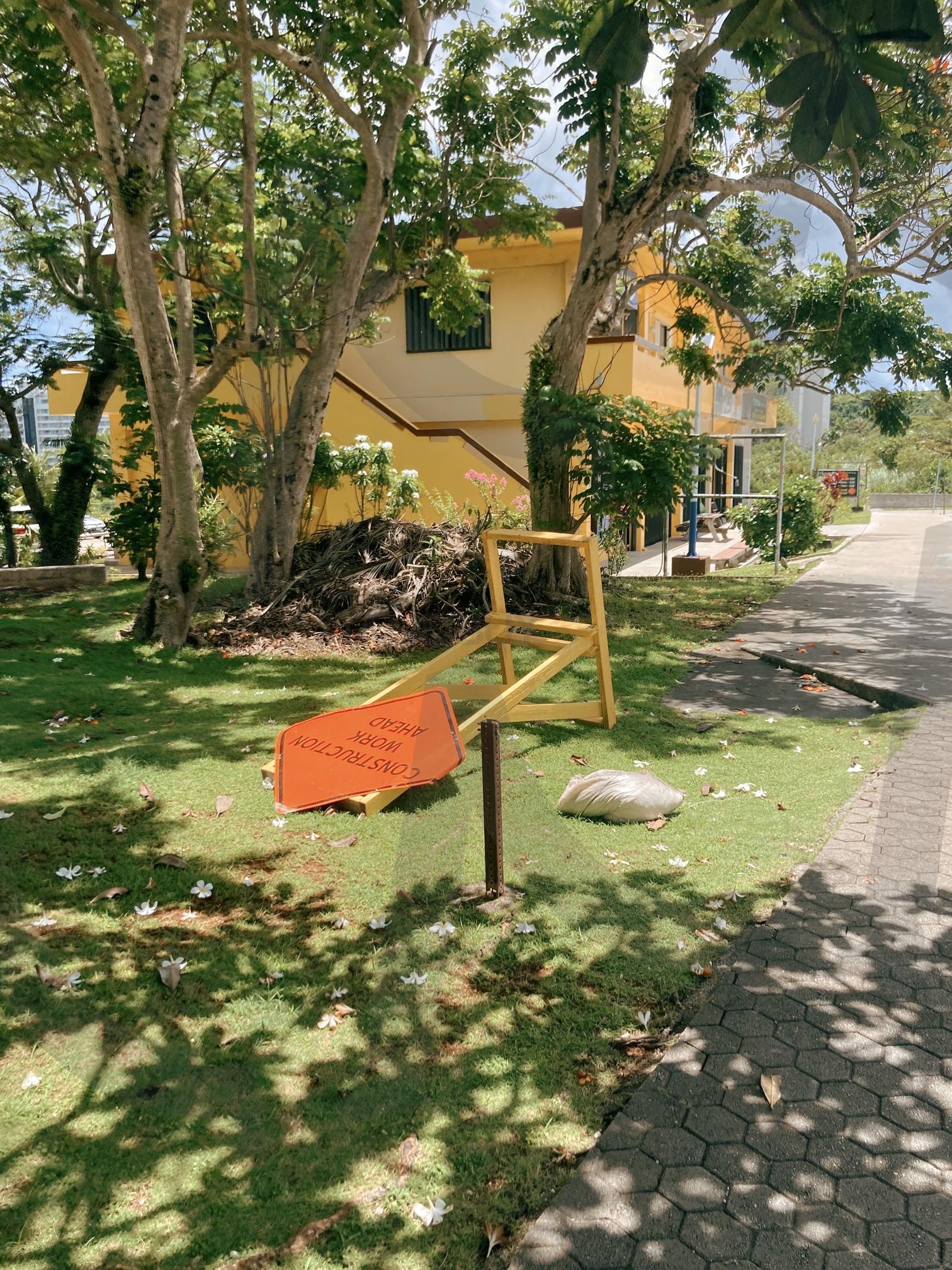 괌에서 만난 나른한 표지판의 휴식 | 괌 사진, 주황색 표지판, 나무 그림자, 잔디 풍경, 감성 사진 | 스탠바이 STANDBUY 디지털 콘텐츠