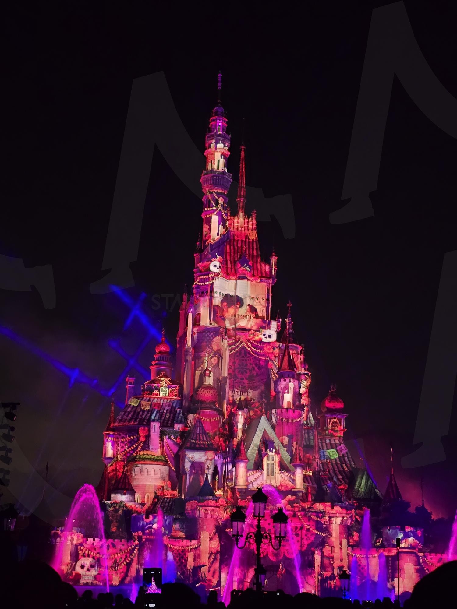 홍콩 디즈니랜드 성 | 홍콩 디즈니랜드, 디즈니랜드, 불꽃놀이, Hongkong disneyland, Disneyland, fireworks | 스탠바이 STANDBUY 디지털 콘텐츠