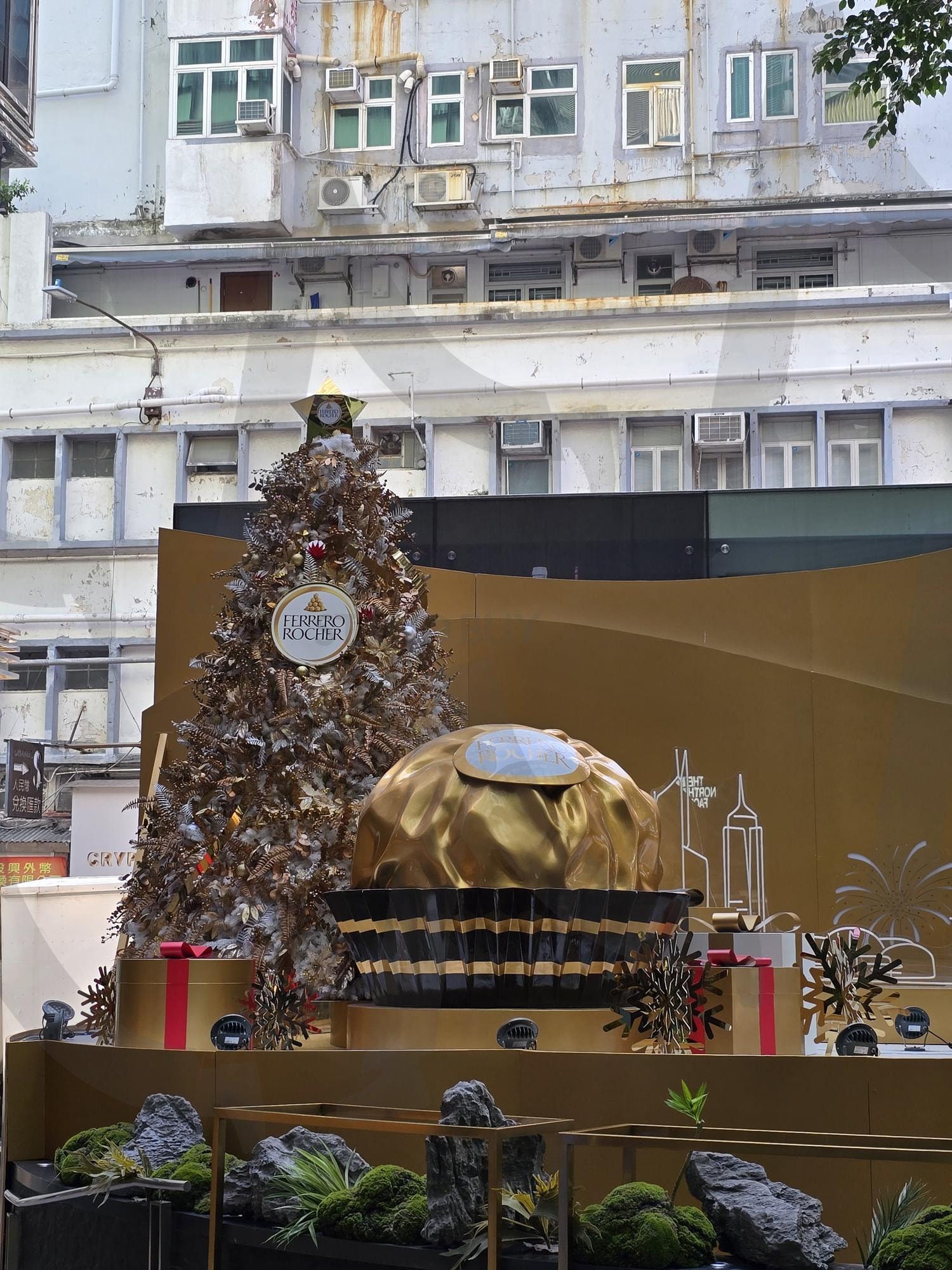 거대 페레로로쉐 | 페레로로쉐, 초콜릿, 팝업스토어, 홍콩, Ferrero Rocher, chocolate, pop-up store, hongkong | 스탠바이 STANDBUY 디지털 콘텐츠