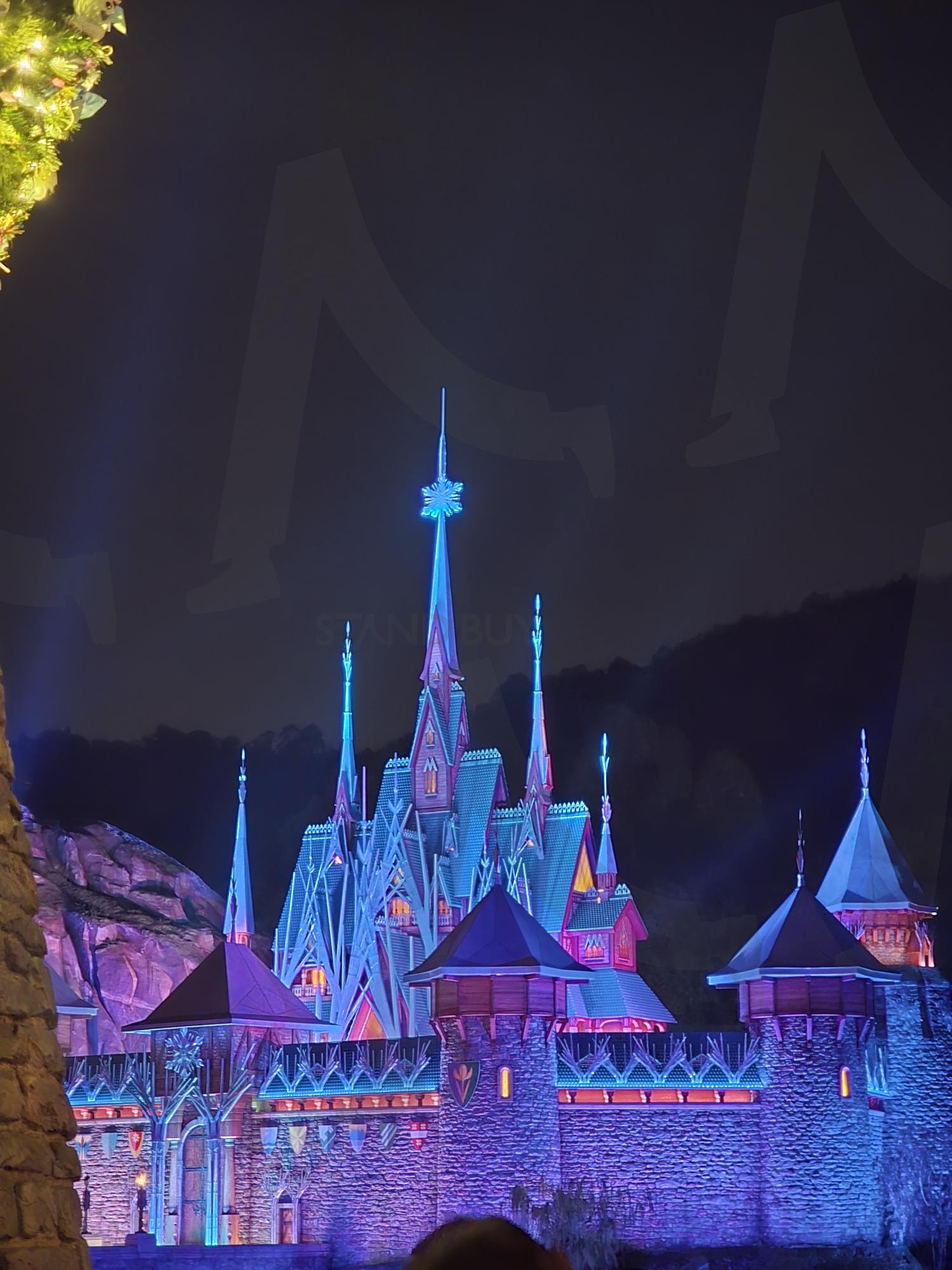 홍콩 디즈니랜드 엘사의 성 | 홍콩 디즈니랜드, 겨울왕국, 엘사, Hongkong disneyland, Frozen disneyland, Elsa, cosplay | 스탠바이 STANDBUY 디지털 콘텐츠